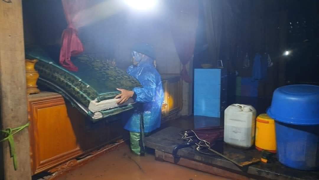 Mưa lớn g&acirc;y sạt lở, chia cắt nhiều khu vực ở huyện miền n&uacute;i Quảng B&igrave;nh - Ảnh 3.