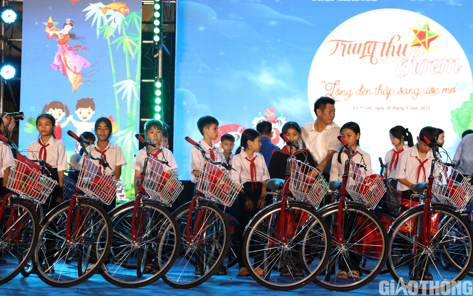  Đắk Lắk: &ldquo;Lồng đ&egrave;n thắp s&aacute;ng ước mơ&rdquo;&hellip; mang Trung thu đến cho trẻ em ngh&egrave;o - Ảnh 3.