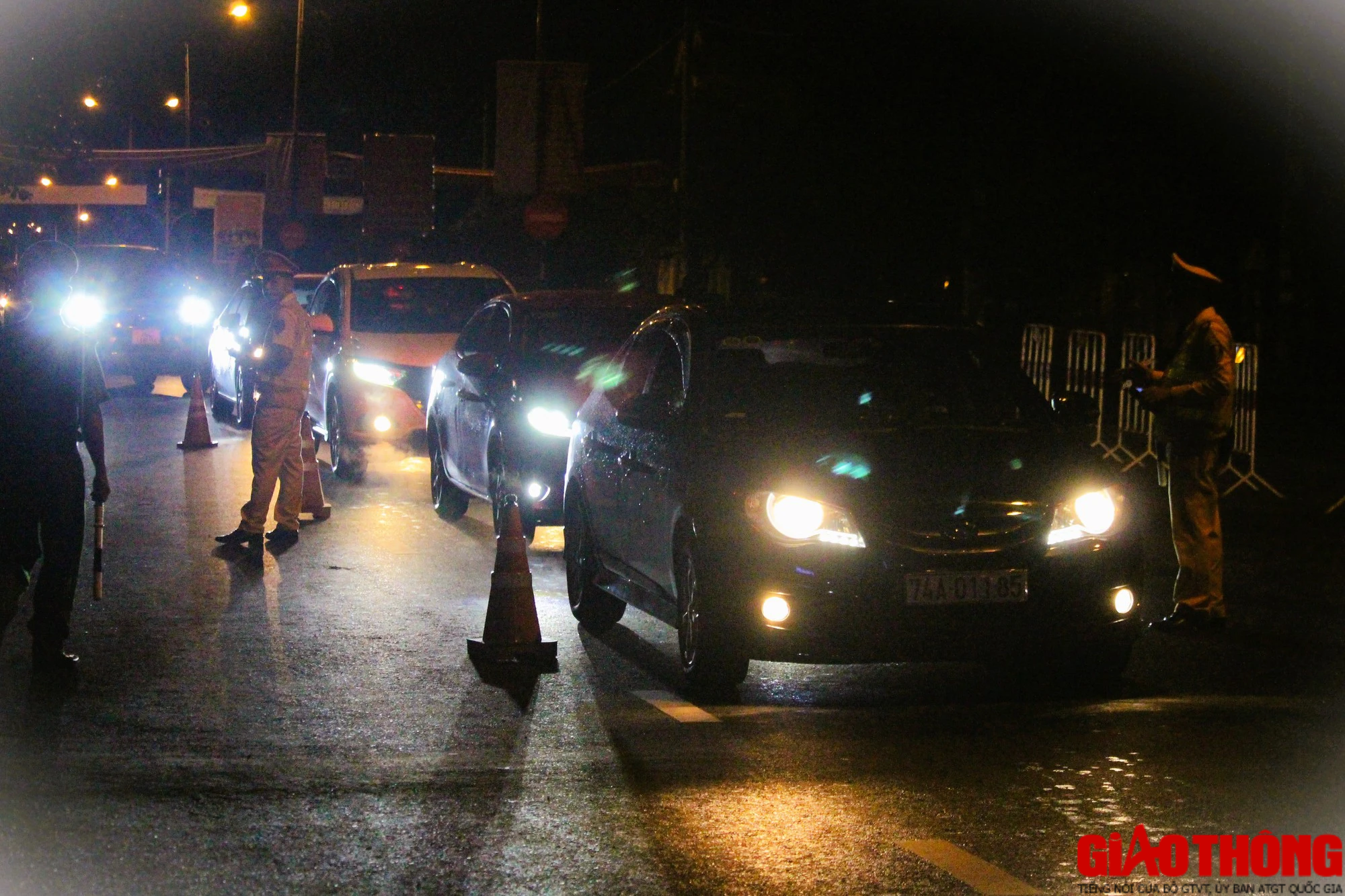 H&agrave;ng loạt t&agrave;i xế &ldquo;d&iacute;nh&rdquo; nồng độ cồn tại chốt kiểm tra ở Quảng Trị - Ảnh 1.