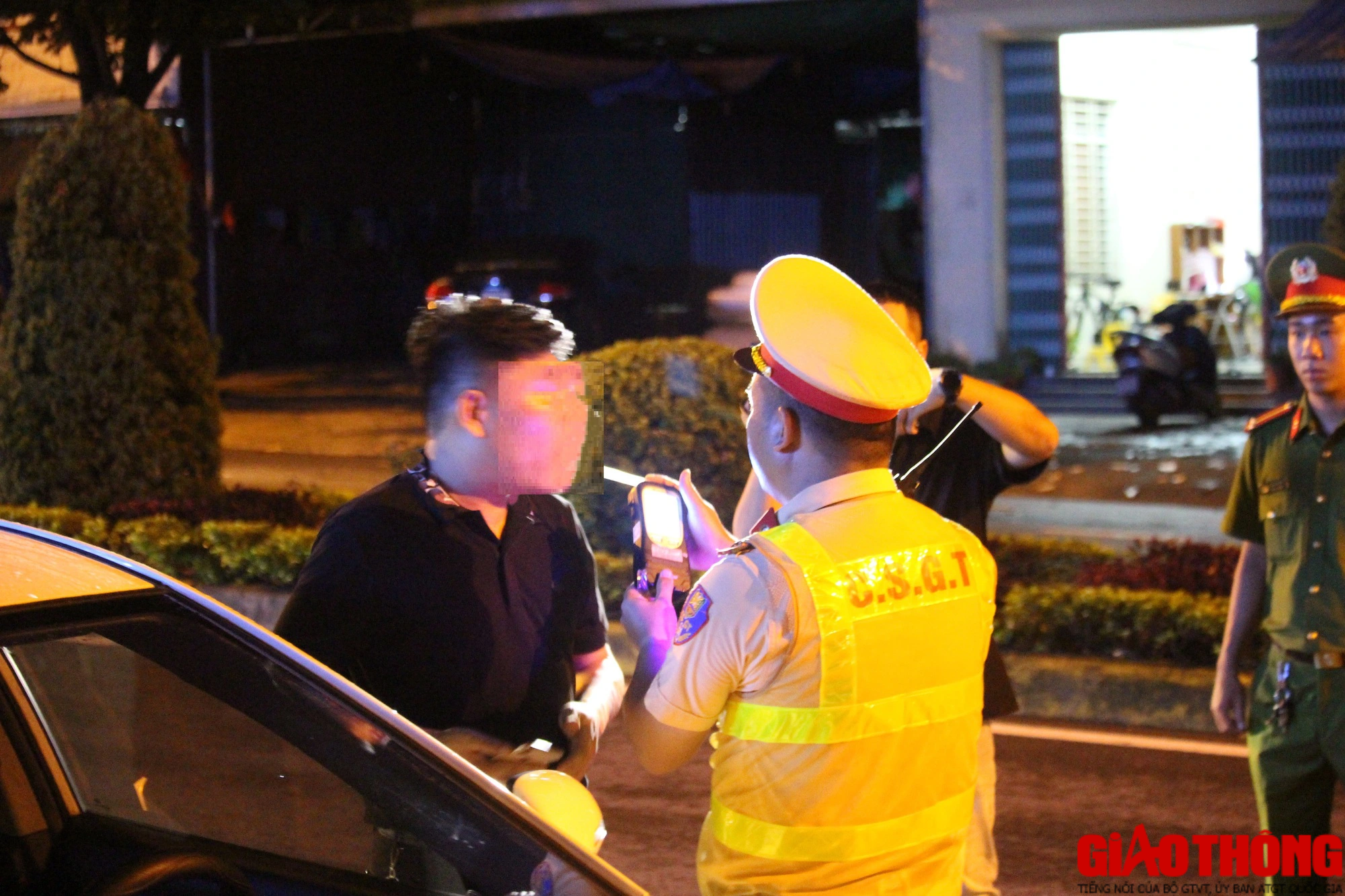 H&agrave;ng loạt t&agrave;i xế &ldquo;d&iacute;nh&rdquo; nồng độ cồn tại chốt kiểm tra ở Quảng Trị - Ảnh 7.