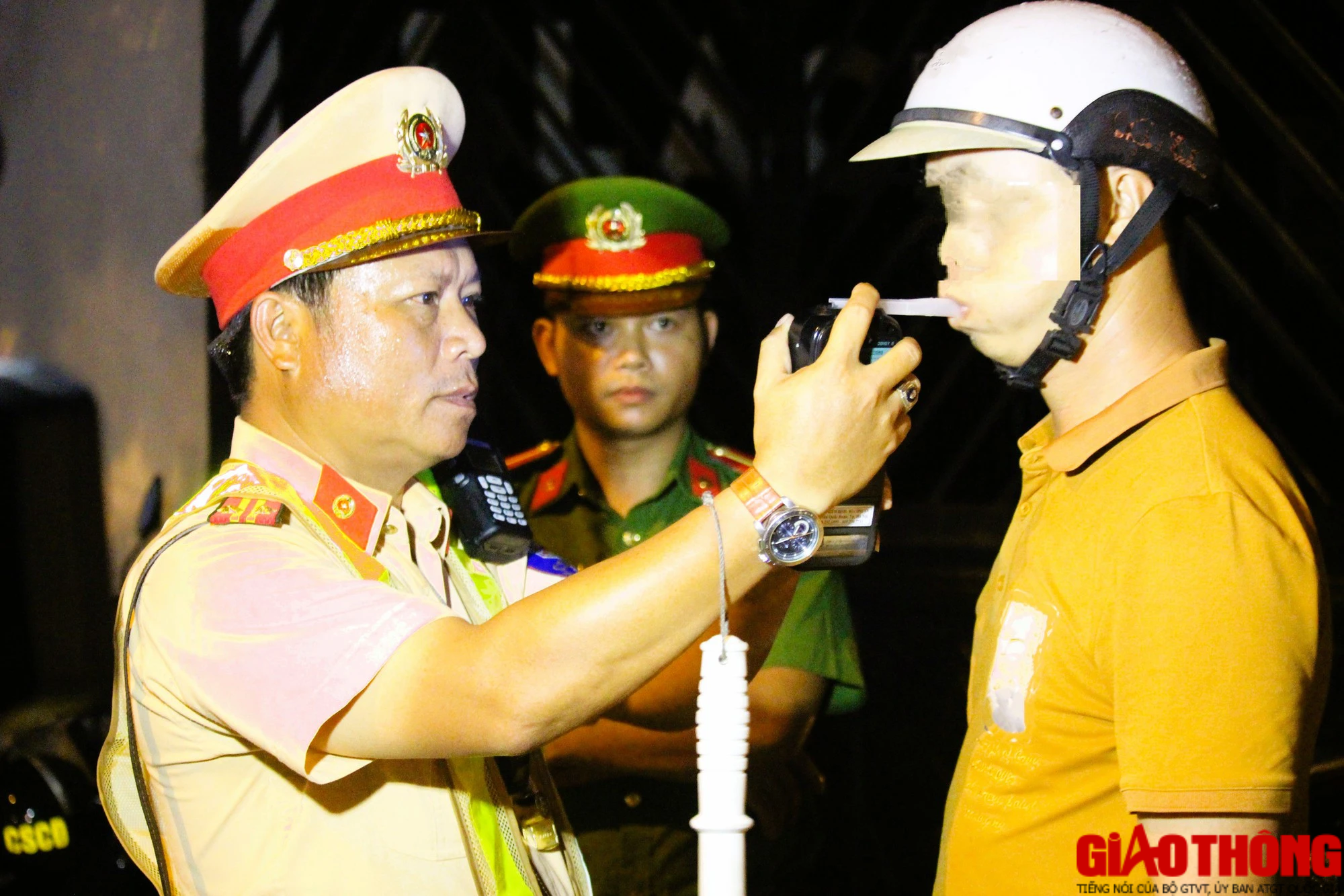 H&agrave;ng loạt t&agrave;i xế &ldquo;d&iacute;nh&rdquo; nồng độ cồn tại chốt kiểm tra ở Quảng Trị - Ảnh 9.