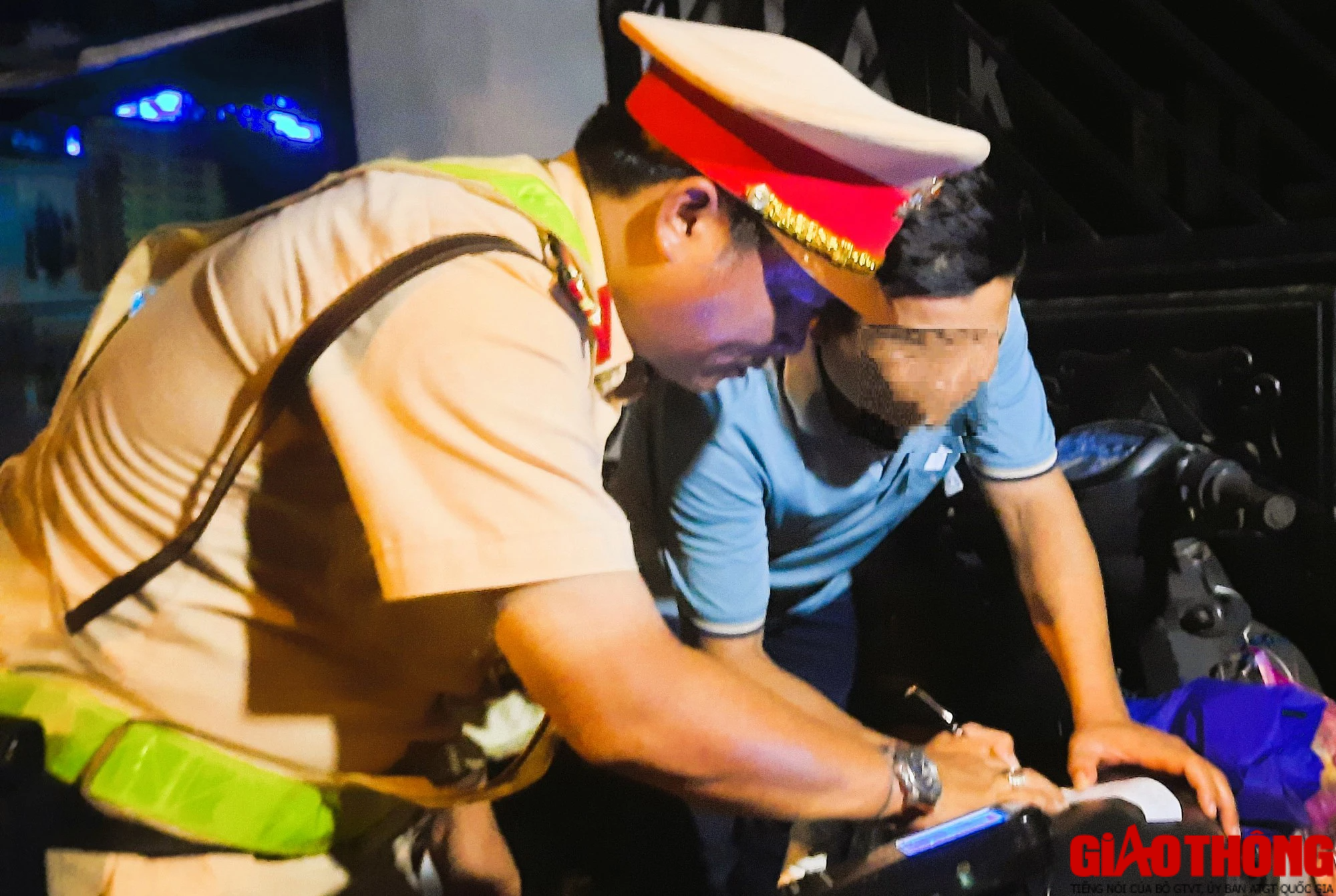 H&agrave;ng loạt t&agrave;i xế &ldquo;d&iacute;nh&rdquo; nồng độ cồn tại chốt kiểm tra ở Quảng Trị - Ảnh 11.