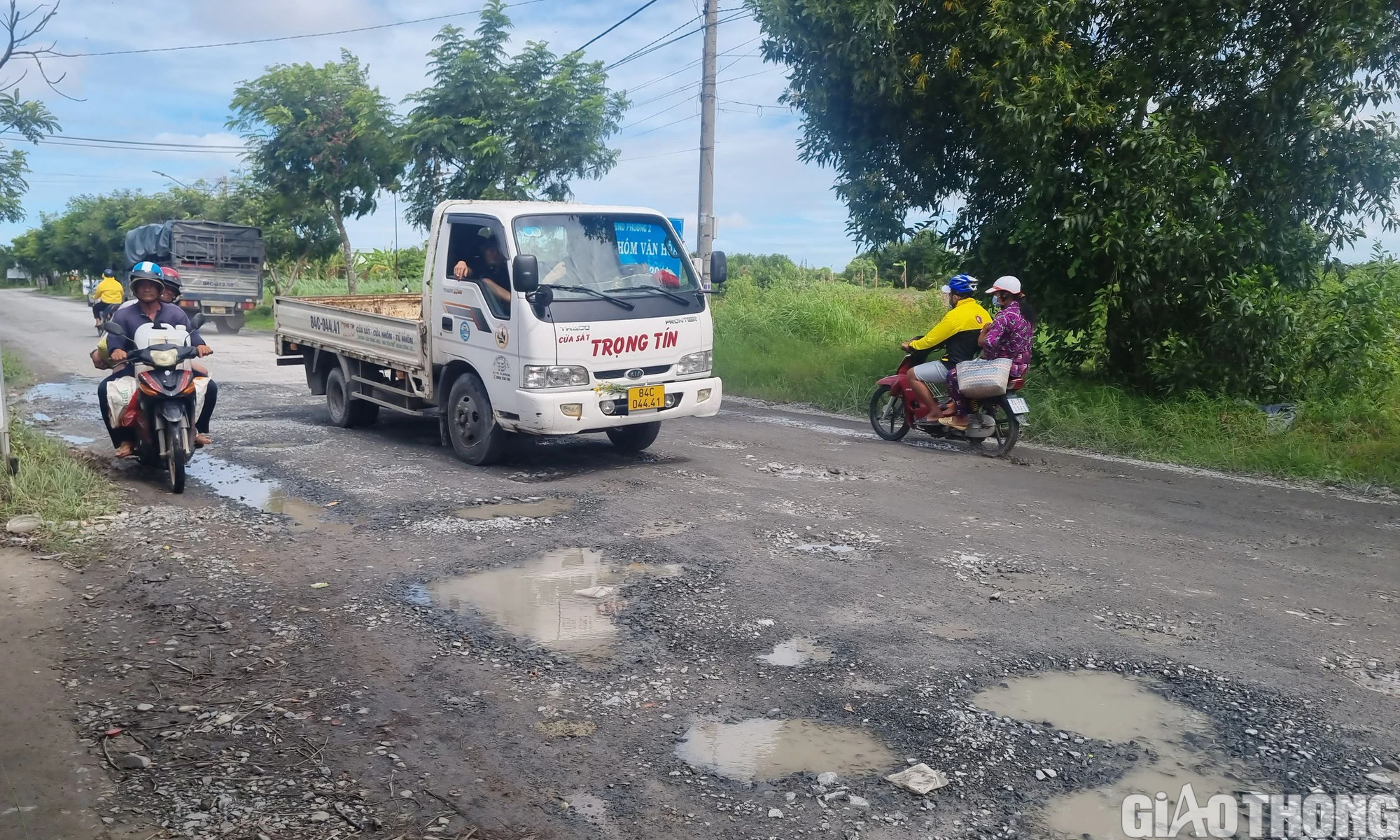 Hiện trạng xuống cấp của tuyến quốc lộ d&agrave;i nhất qua Tr&agrave; Vinh - Ảnh 3.