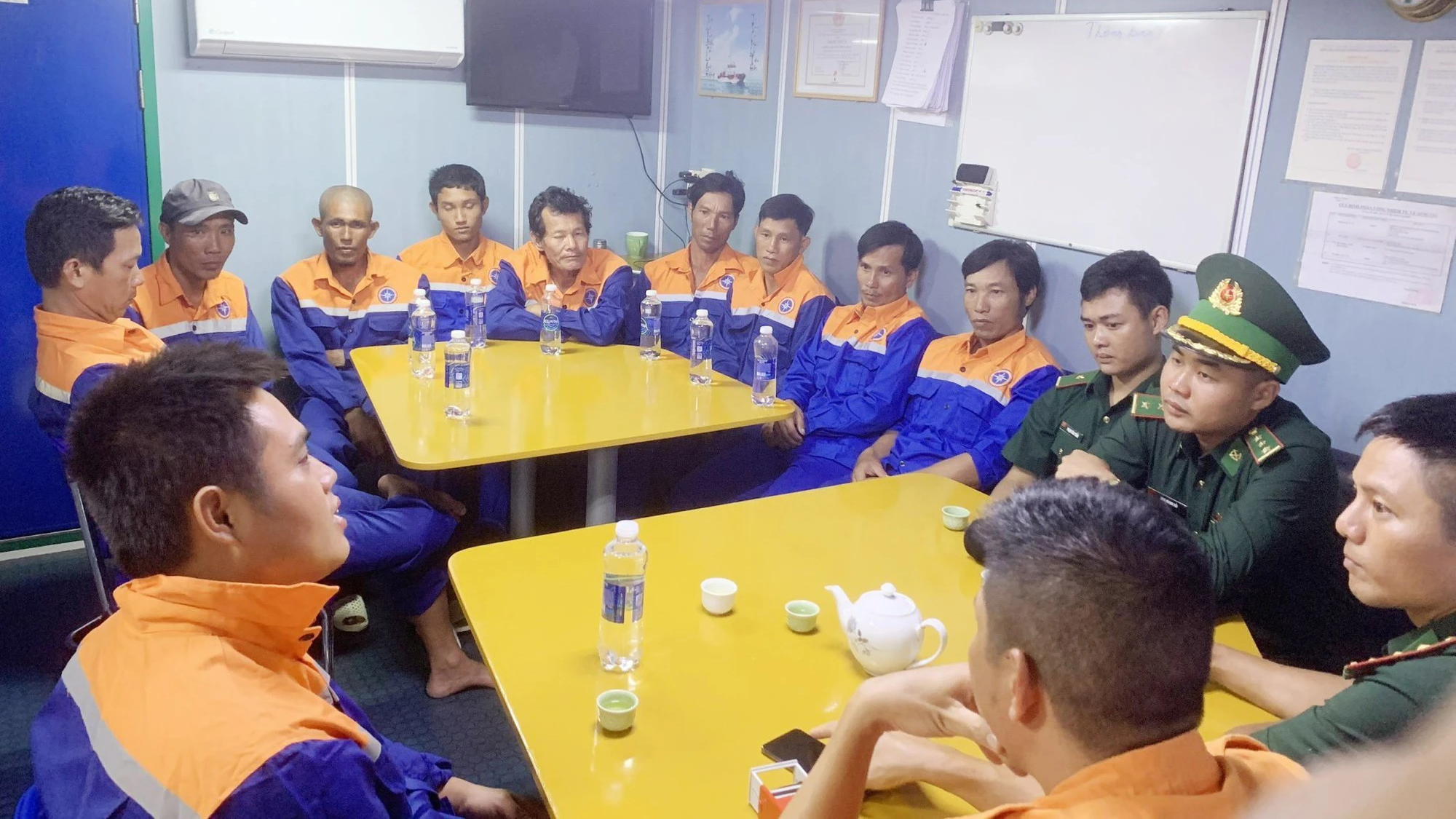 Cứu vớt 10 thuyền vi&ecirc;n bị nạn tr&ecirc;n biển - Ảnh 2.