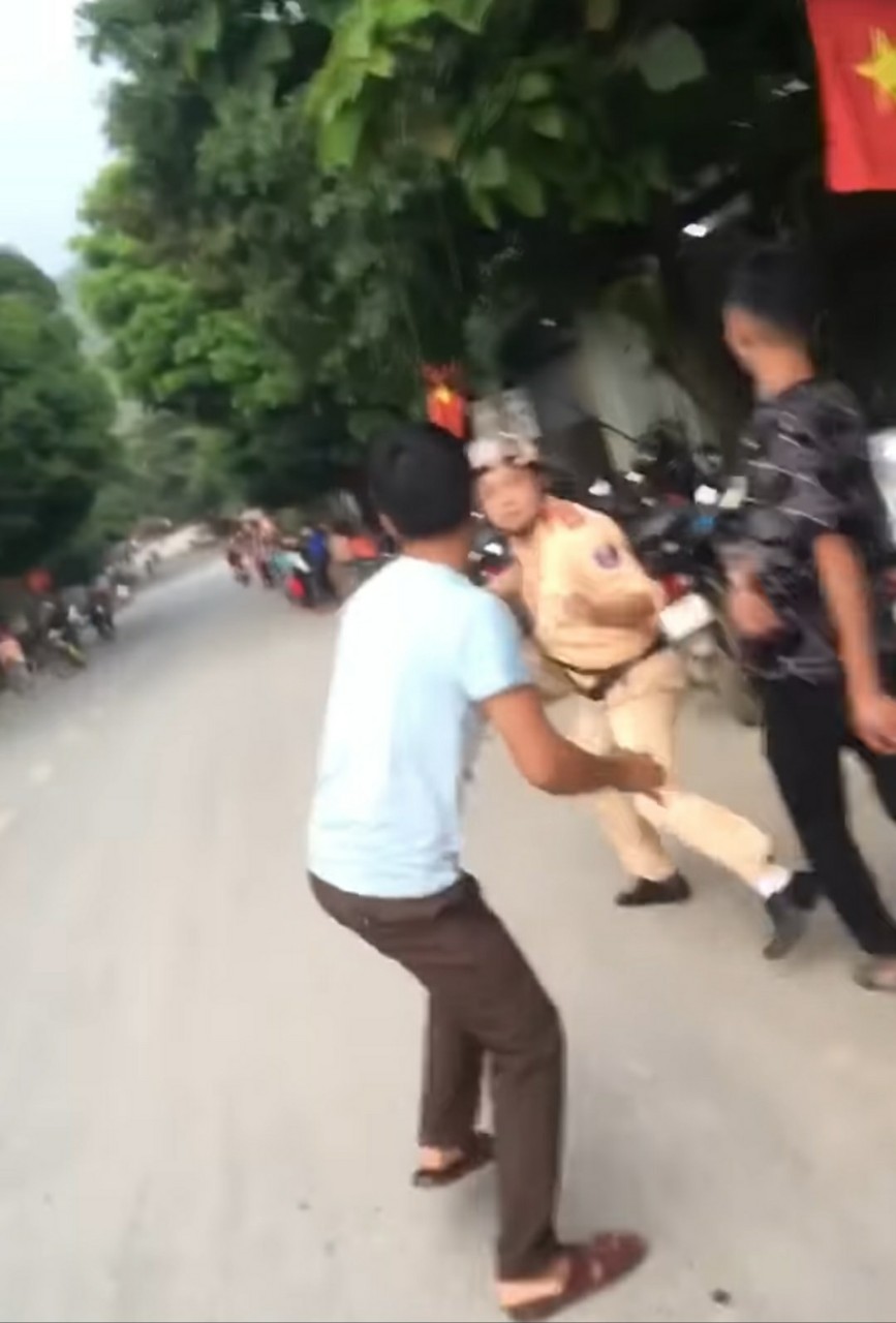 Tạm giữ h&igrave;nh sự một người li&ecirc;n quan tới vụ tấn c&ocirc;ng chiến sĩ thuộc Đội CSGT ở H&agrave; Giang - Ảnh 1.