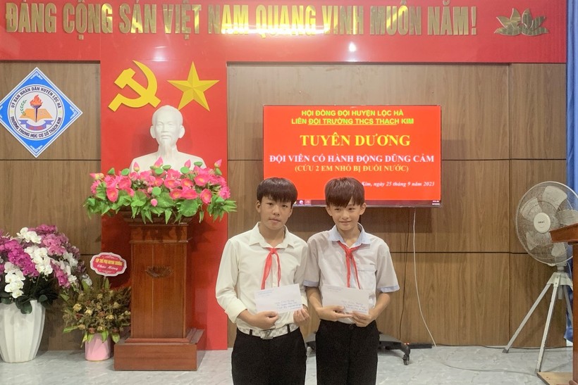 L&agrave;m hồ sơ khen thưởng 2 học sinh lớp 7 cứu c&aacute;c em nhỏ đuối nước - Ảnh 1.