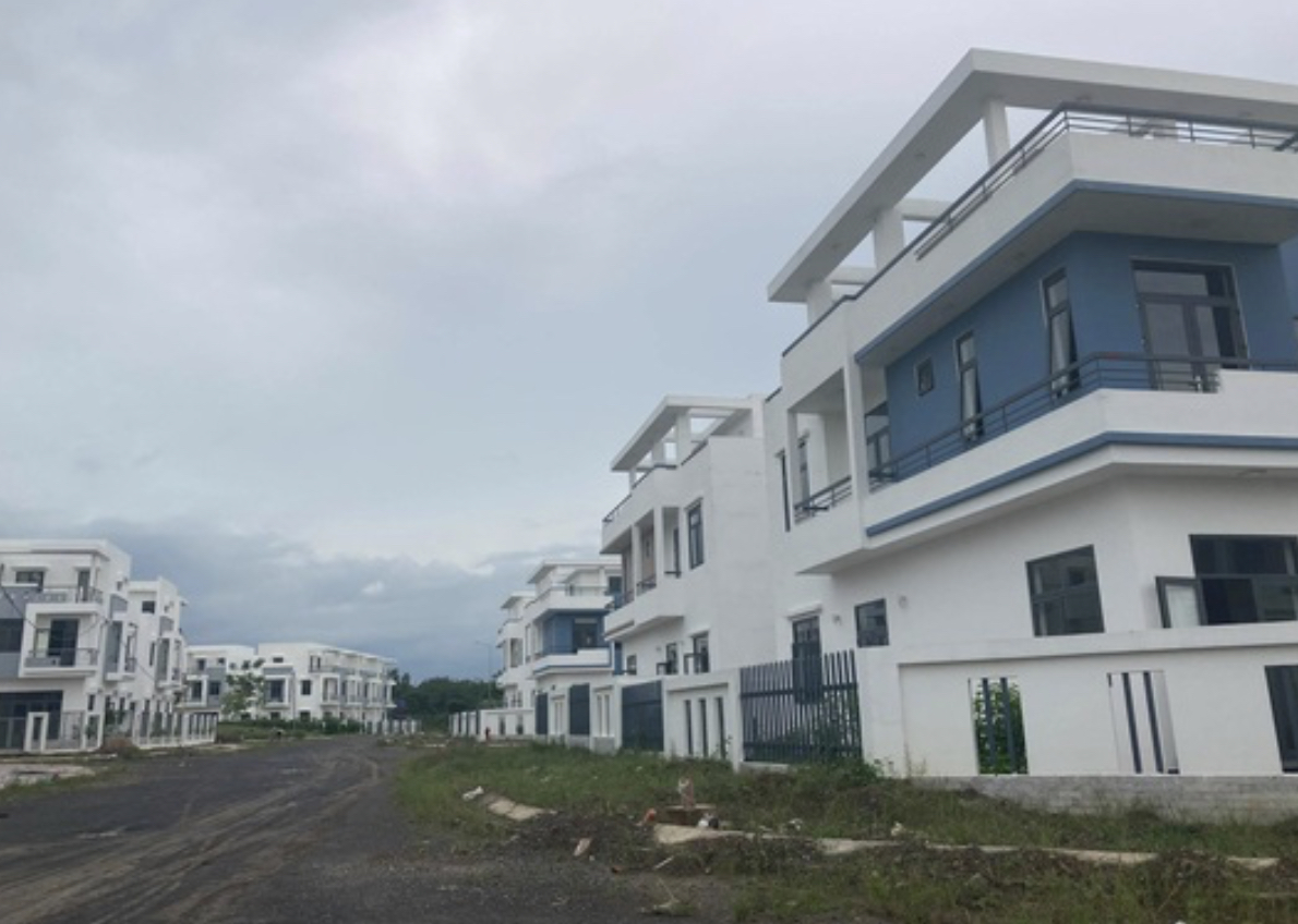 Vụ x&acirc;y 680 căn nh&agrave; tr&aacute;i ph&eacute;p: Bắt hai c&aacute;n bộ - Ảnh 3.