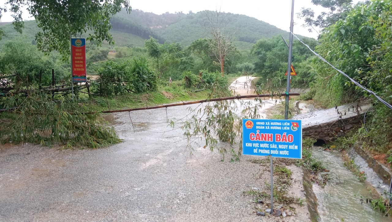 Nước đổ về từ thượng nguồn như tr&uacute;t, thủy điện Hố H&ocirc; phải xả tr&agrave;n - Ảnh 3.