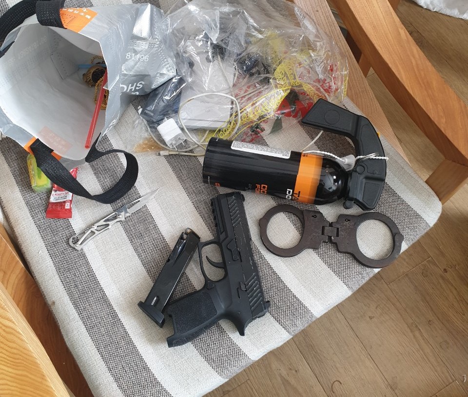 Bắt quả tang đối tượng ph&ecirc; ma t&uacute;y, t&agrave;ng trữ s&uacute;ng, c&ograve;ng số 8 - Ảnh 1.