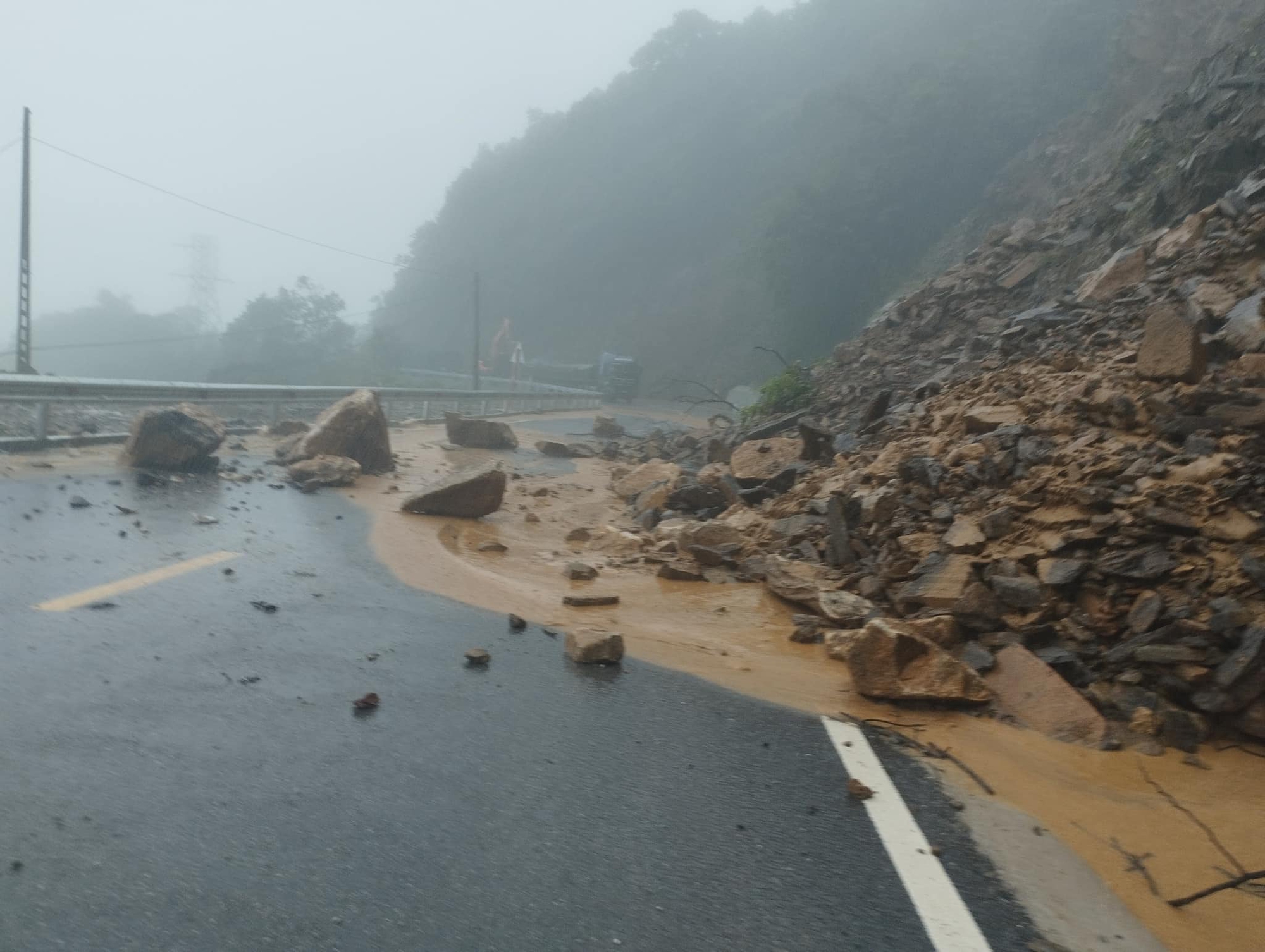 Đường s&aacute; sạt lở, ch&igrave;m trong biển nước h&agrave;ng ngh&igrave;n học sinh phải nghỉ học - Ảnh 1.