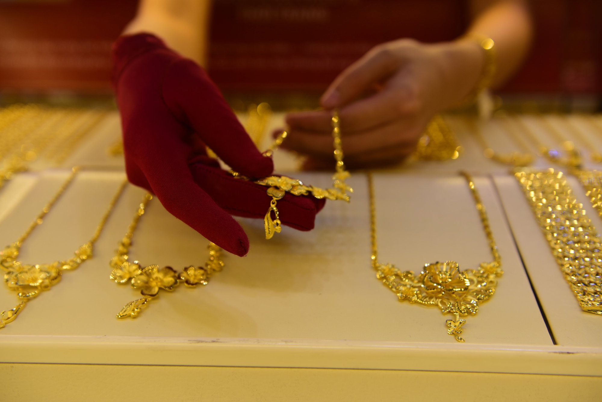 Giá vàng hôm nay 27/9: Giảm mạnh 3 phiên liên tiếp - Ảnh 1. Giá vàng hôm nay 27/9: Giảm mạnh 3 phiên liên tiếp - Ảnh 1.