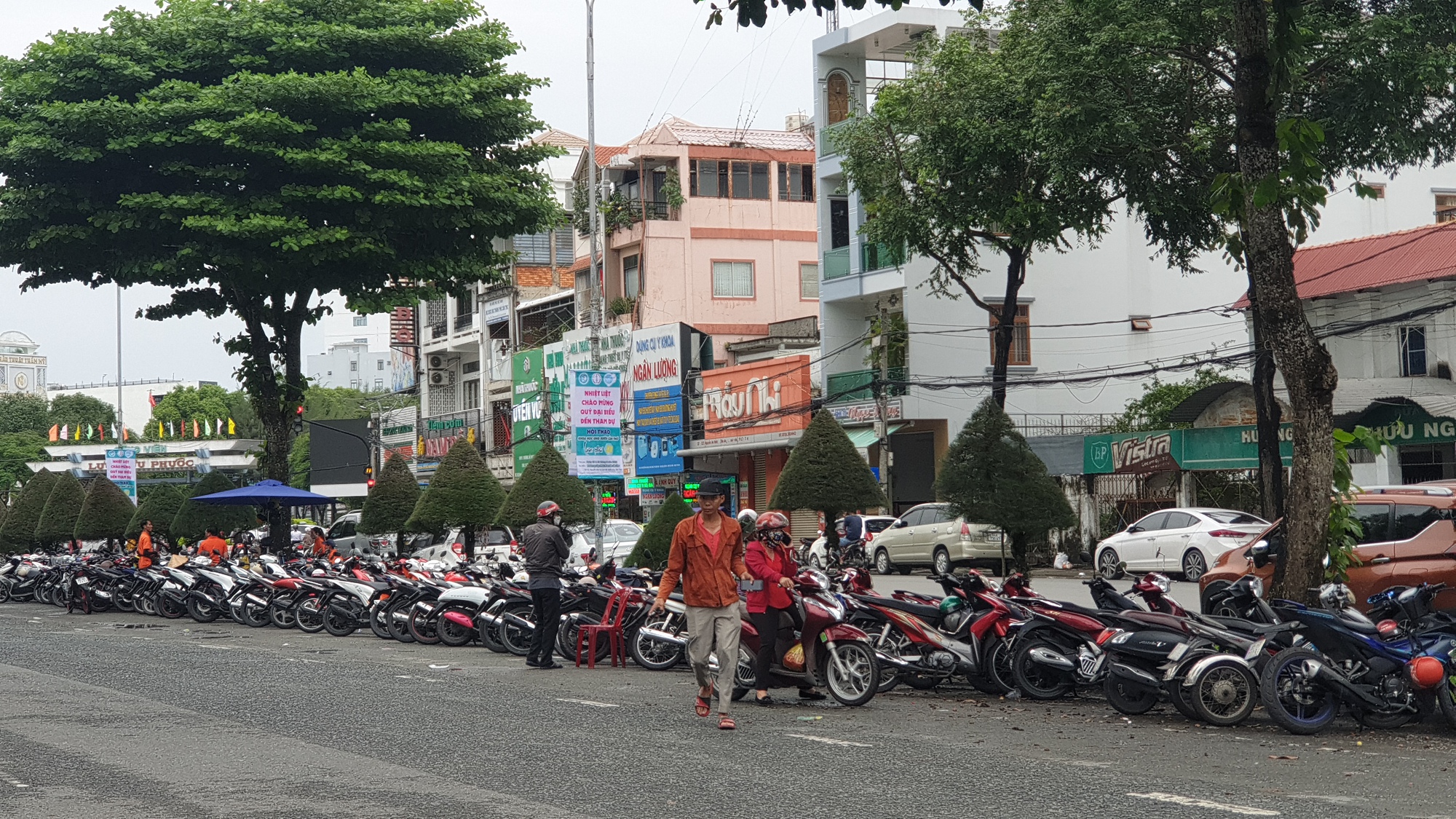 Cần Thơ: Sắp xếp lại c&aacute;c b&atilde;i đỗ xe ở l&ograve;ng đường, vỉa h&egrave;, đảm bảo an to&agrave;n giao th&ocirc;ng - Ảnh 3.