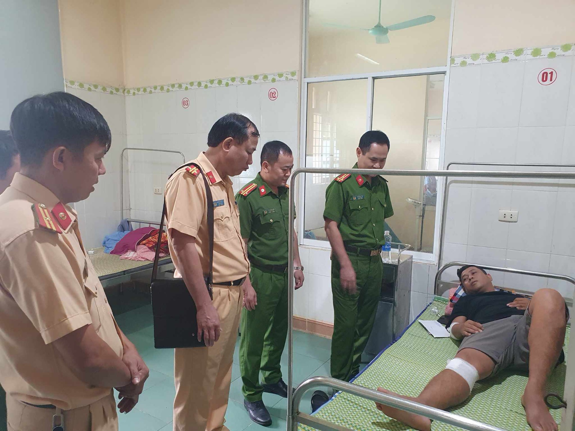 Nam thanh ni&ecirc;n ở Quảng Trị l&aacute;i xe t&ocirc;ng v&agrave;o c&aacute;n bộ CSGT   - Ảnh 2.