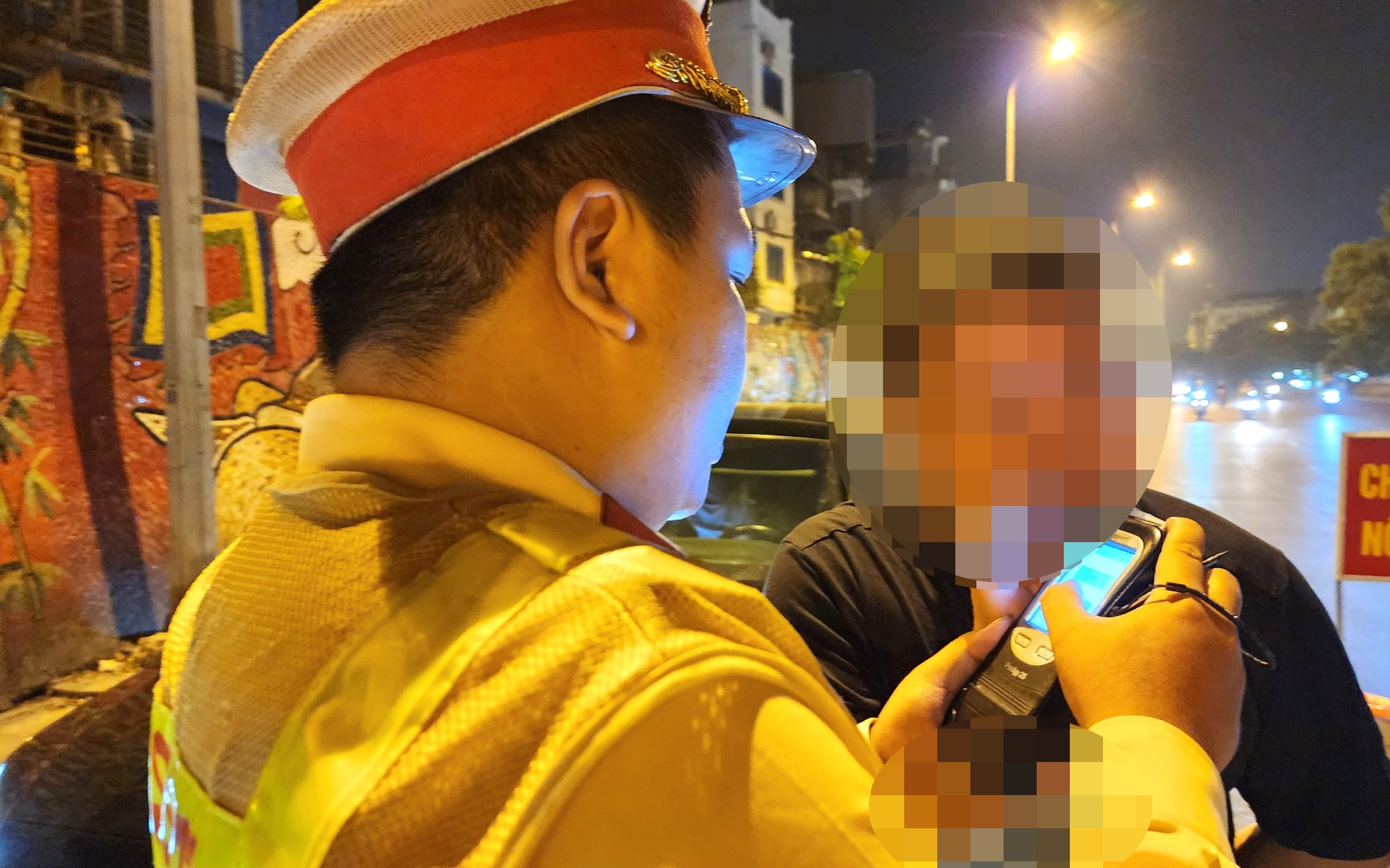Một trưởng c&ocirc;ng an phường ở H&agrave; Nội vi phạm nồng độ cồn mức kịch khung