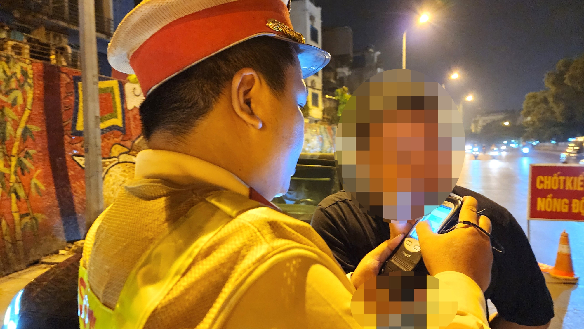 Trưởng Công an phường ở Hà Nội vi phạm nồng độ cồn mức kịch khung - Ảnh 1. Trưởng Công an phường ở Hà Nội vi phạm nồng độ cồn mức kịch khung - Ảnh 1.