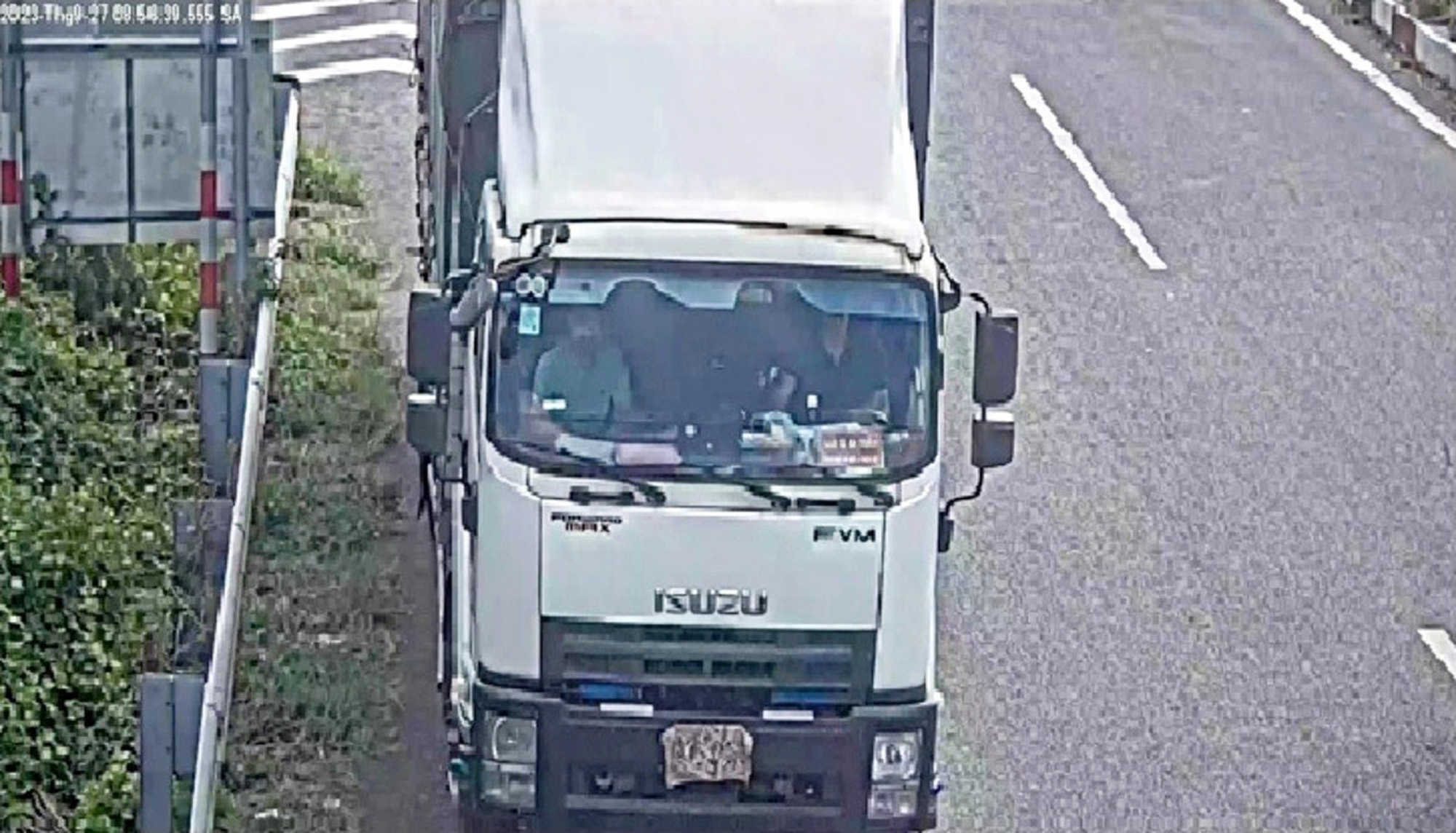 Xe tải d&ugrave;ng giẻ lau che biển số rồi đi l&ugrave;i tr&ecirc;n Cao tốc TP.HCM - Long Th&agrave;nh - Dầu Gi&acirc;y   - Ảnh 1.