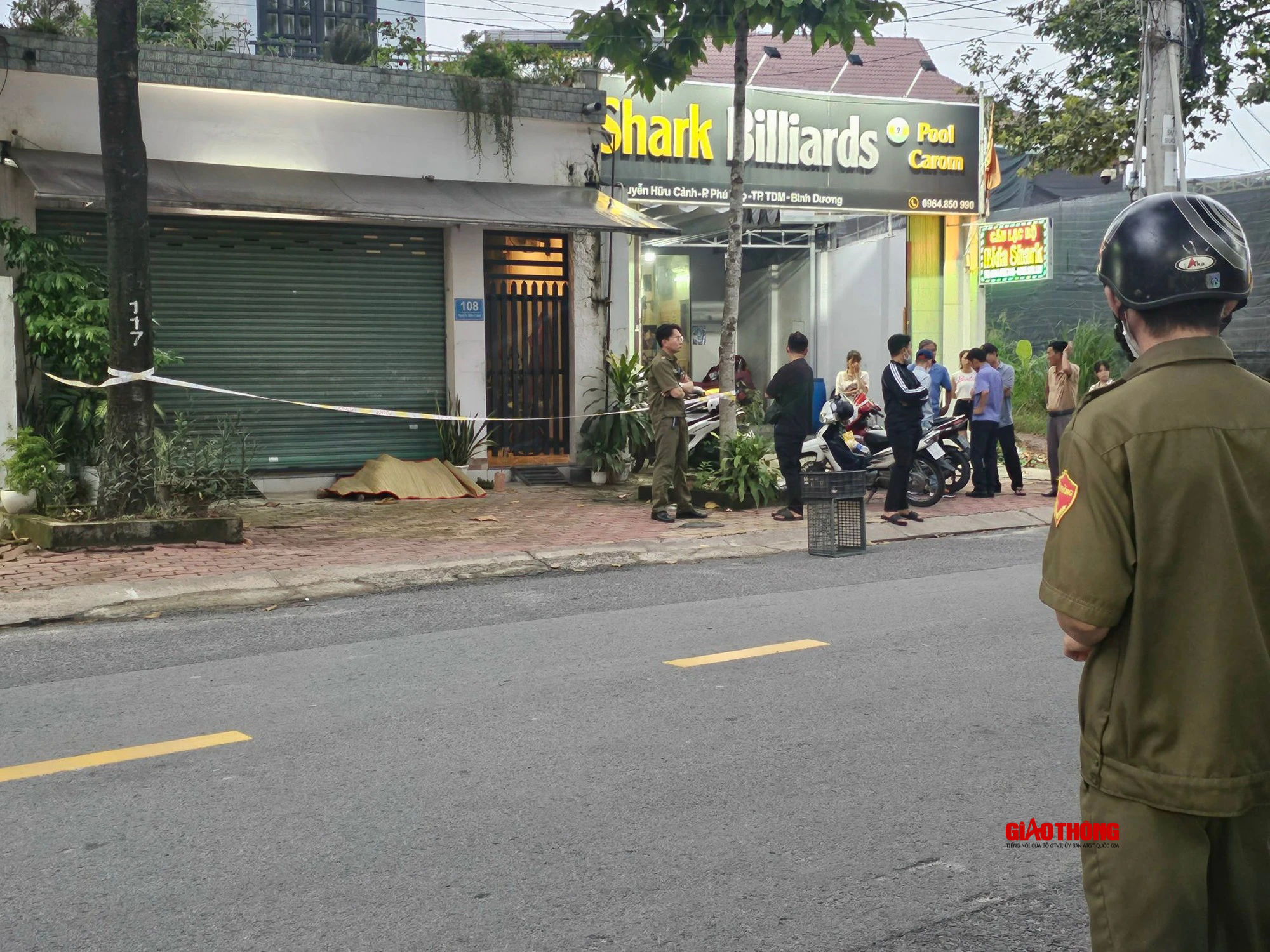 Người đ&agrave;n &ocirc;ng b&aacute;n v&eacute; số tử vong tr&ecirc;n vỉa h&egrave; ở B&igrave;nh Dương, bỏ lại vợ v&agrave; hai con nhỏ - Ảnh 2.