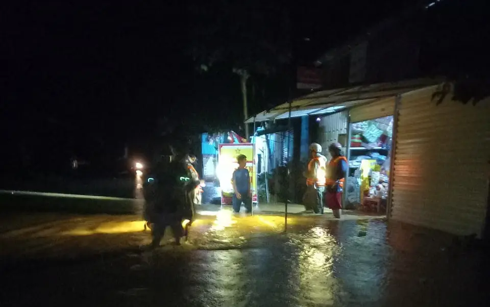 Nghệ An: Mưa lớn k&eacute;o d&agrave;i khiến mố cầu d&acirc;n sinh bị nước cuốn tr&ocirc;i, d&acirc;n trắng đ&ecirc;m kh&ocirc;ng ngủ - Ảnh 2.