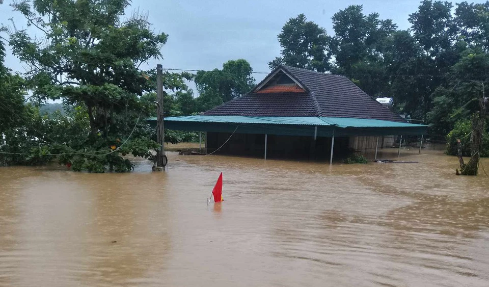 Video nước lũ cuồn cuộn tại trung t&acirc;m thị trấn của huyện bi&ecirc;n giới Nghệ An - Ảnh 4.