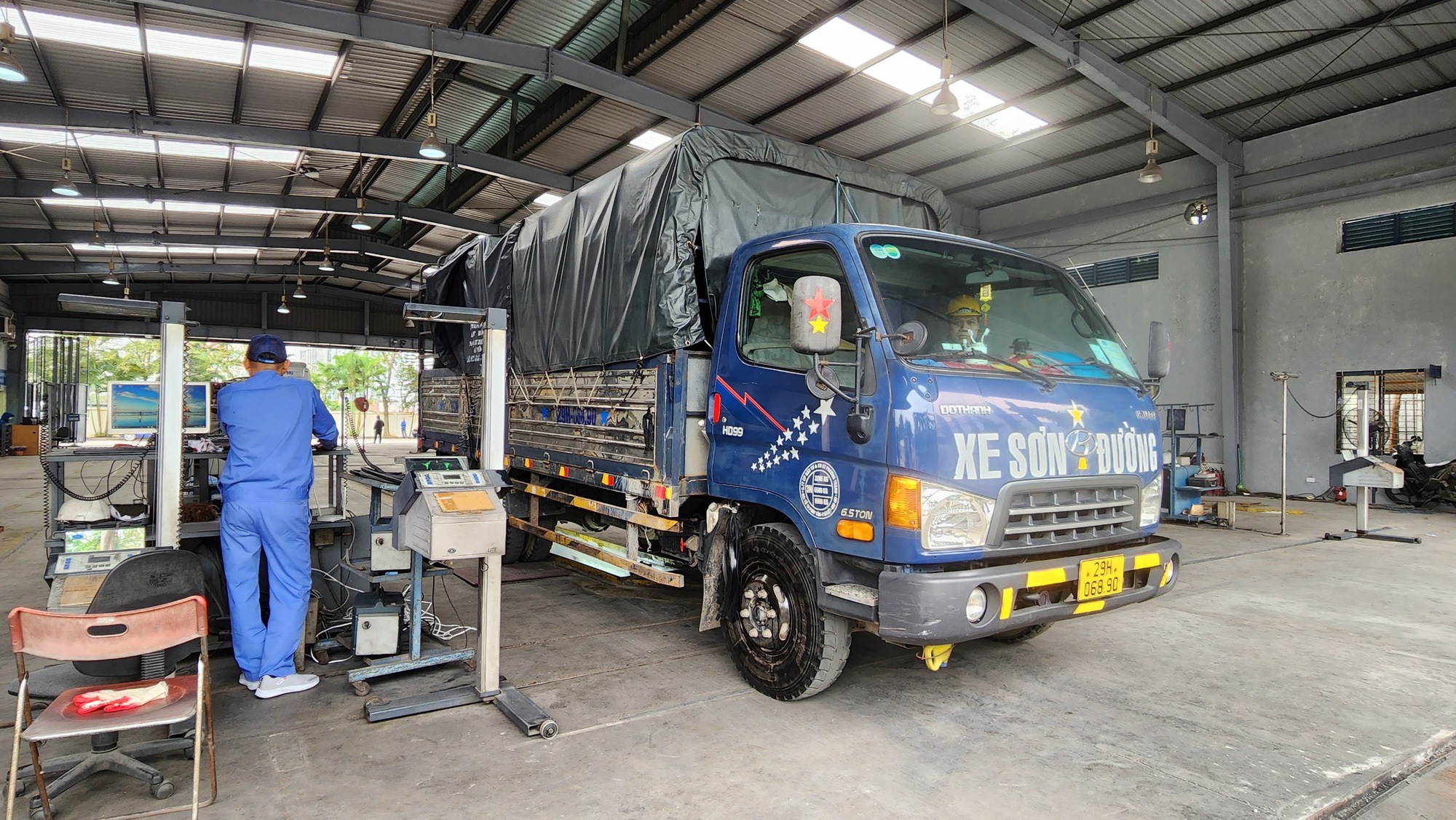 Khẩn trương hiệu chuẩn thiết bị, rà soát cơ sở hạ tầng kỹ thuật trung tâm đăng kiểm - Ảnh 1. Khẩn trương hiệu chuẩn thiết bị, rà soát cơ sở hạ tầng kỹ thuật trung tâm đăng kiểm - Ảnh 1.