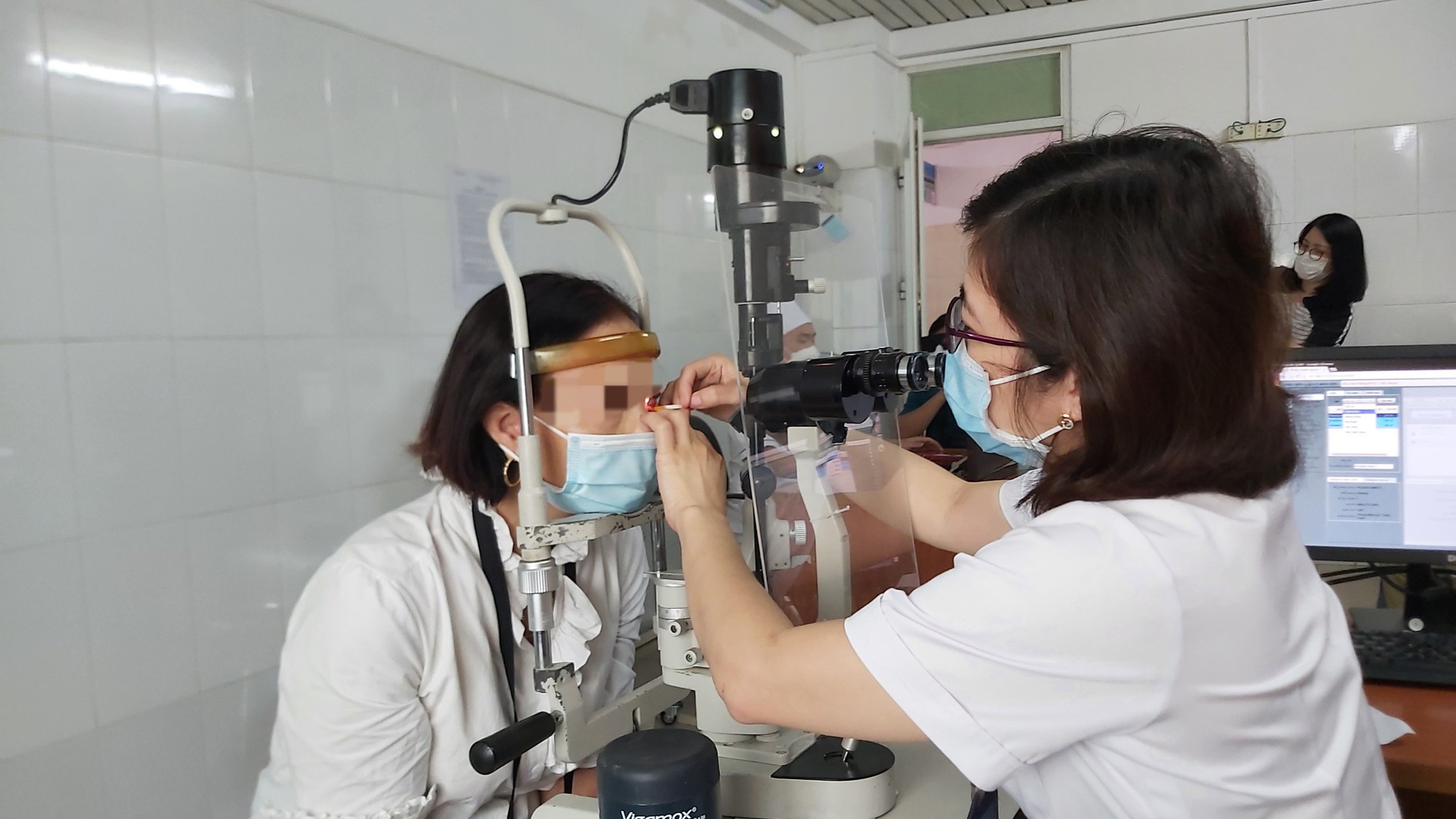 Cho&aacute;ng với chi&ecirc;u chữa đau mắt đỏ bằng nước tiểu   - Ảnh 2.