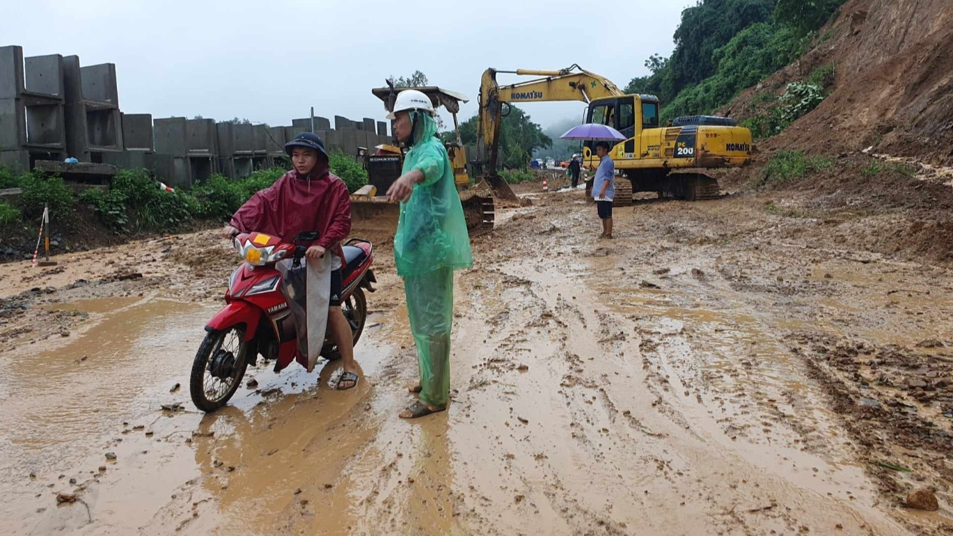 Một người tử vong do mưa lũ tại Ho&agrave; B&igrave;nh - Ảnh 3.