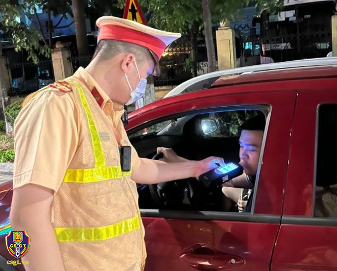 Kh&ocirc;ng chấp h&agrave;nh đo nồng độ cồn, tấn c&ocirc;ng CSGT khiến một c&aacute;n bộ tại Bắc Ninh bị khởi tố - Ảnh 1.