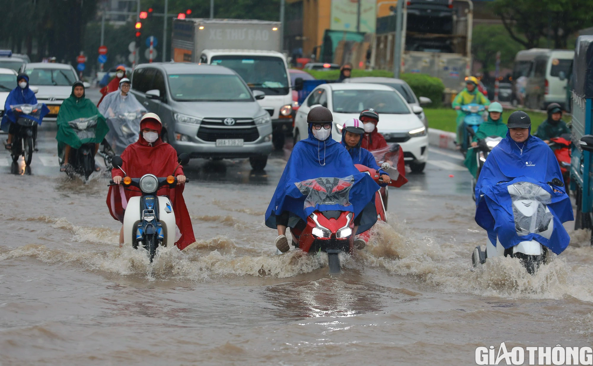 Mưa lớn k&eacute;o d&agrave;i, H&agrave; Nội lại ch&igrave;m trong biển nước - Ảnh 1.
