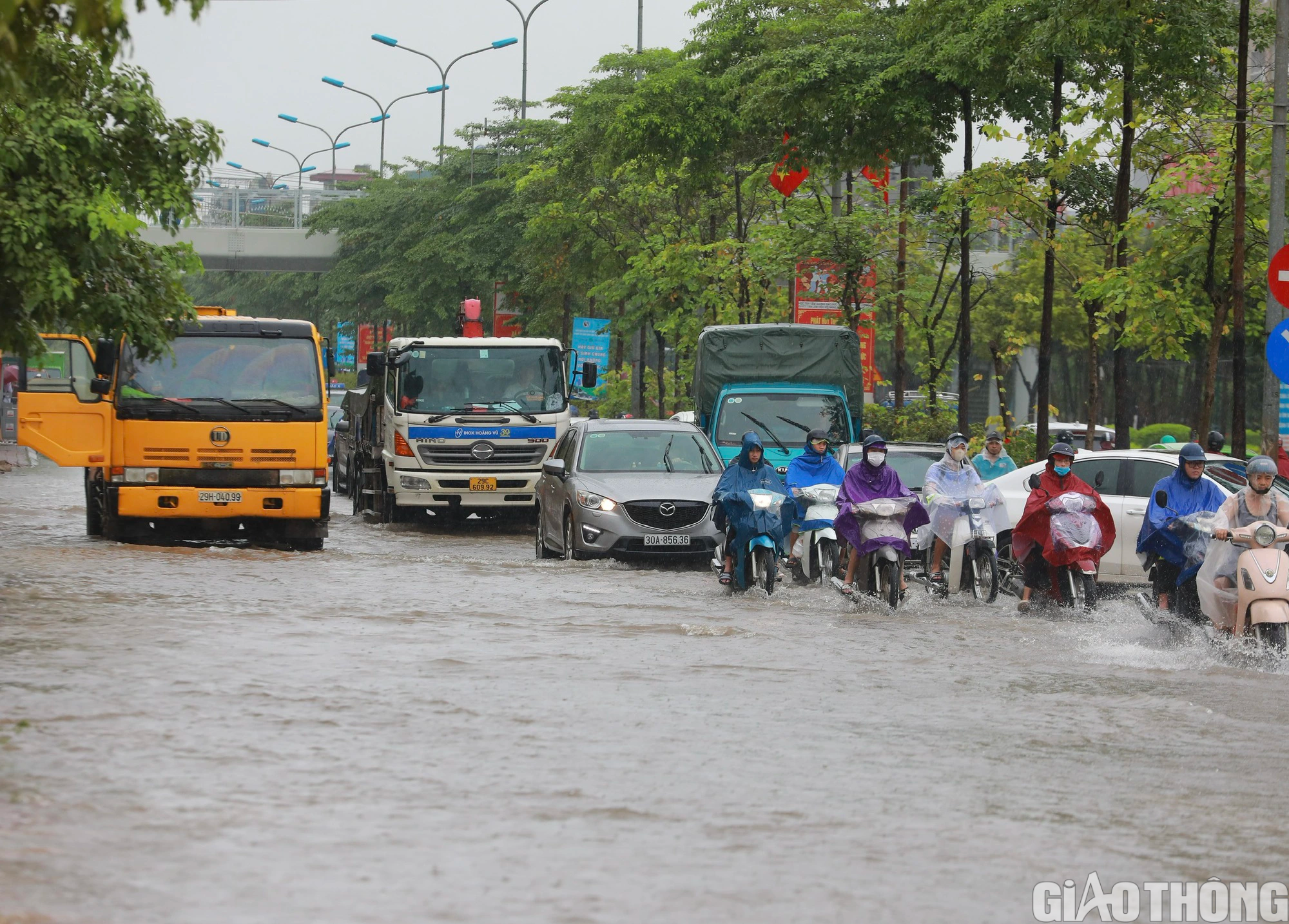 Mưa lớn k&eacute;o d&agrave;i, H&agrave; Nội lại ch&igrave;m trong biển nước - Ảnh 2.