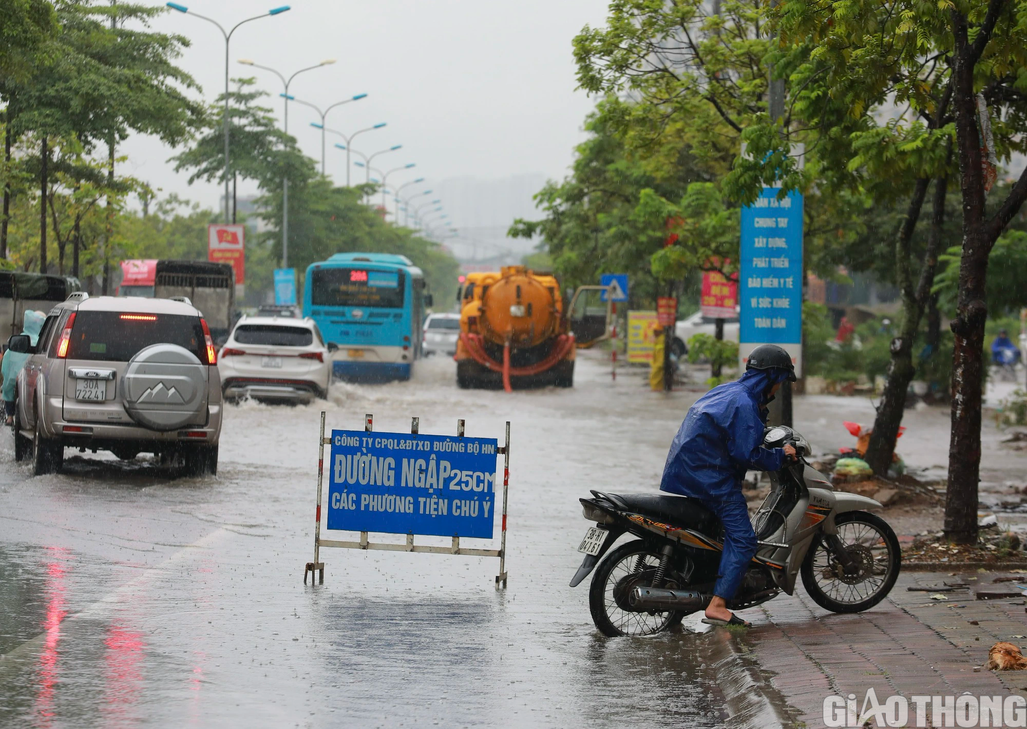Mưa lớn k&eacute;o d&agrave;i, H&agrave; Nội lại ch&igrave;m trong biển nước - Ảnh 3.