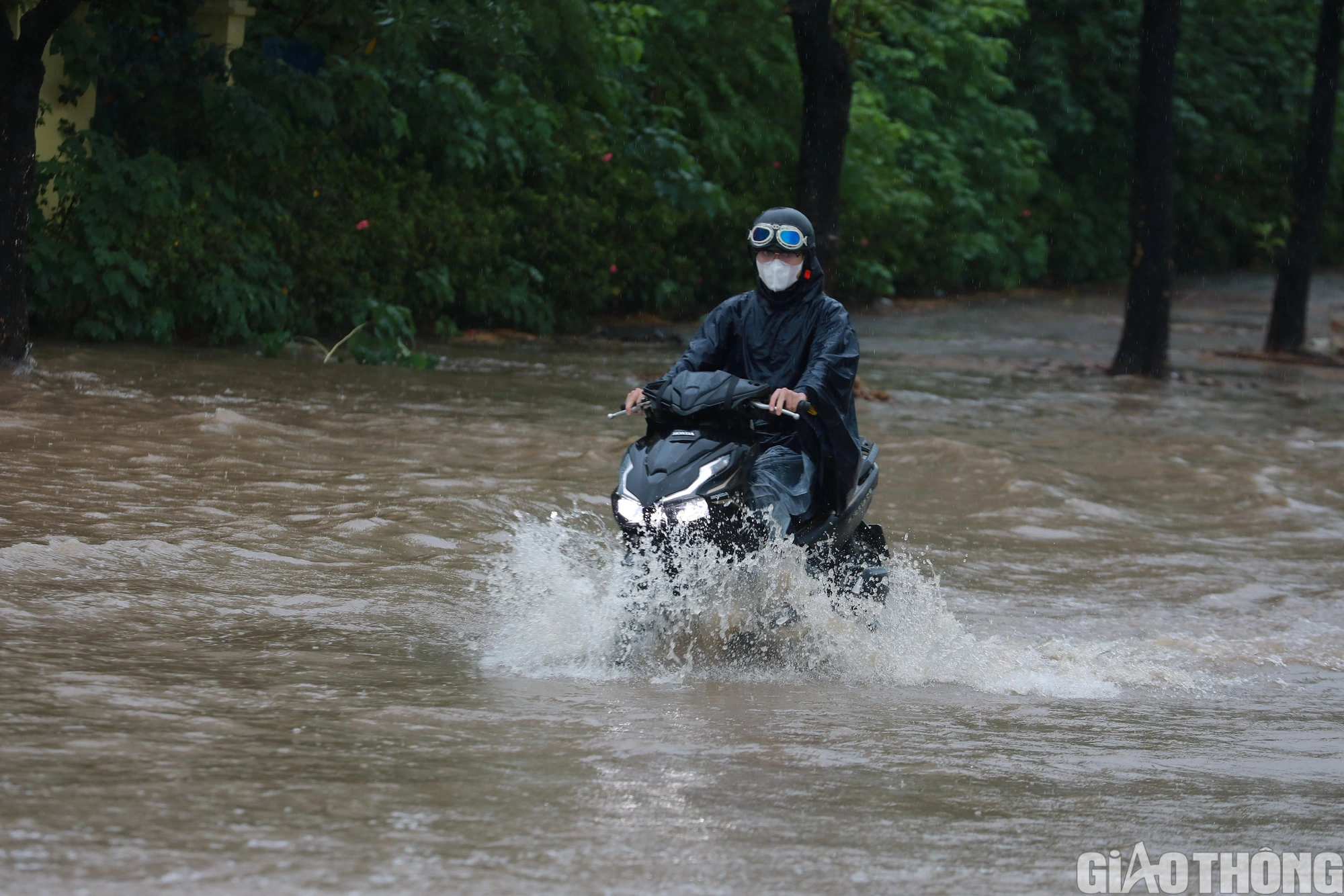 Mưa lớn k&eacute;o d&agrave;i, H&agrave; Nội lại ch&igrave;m trong biển nước - Ảnh 4.