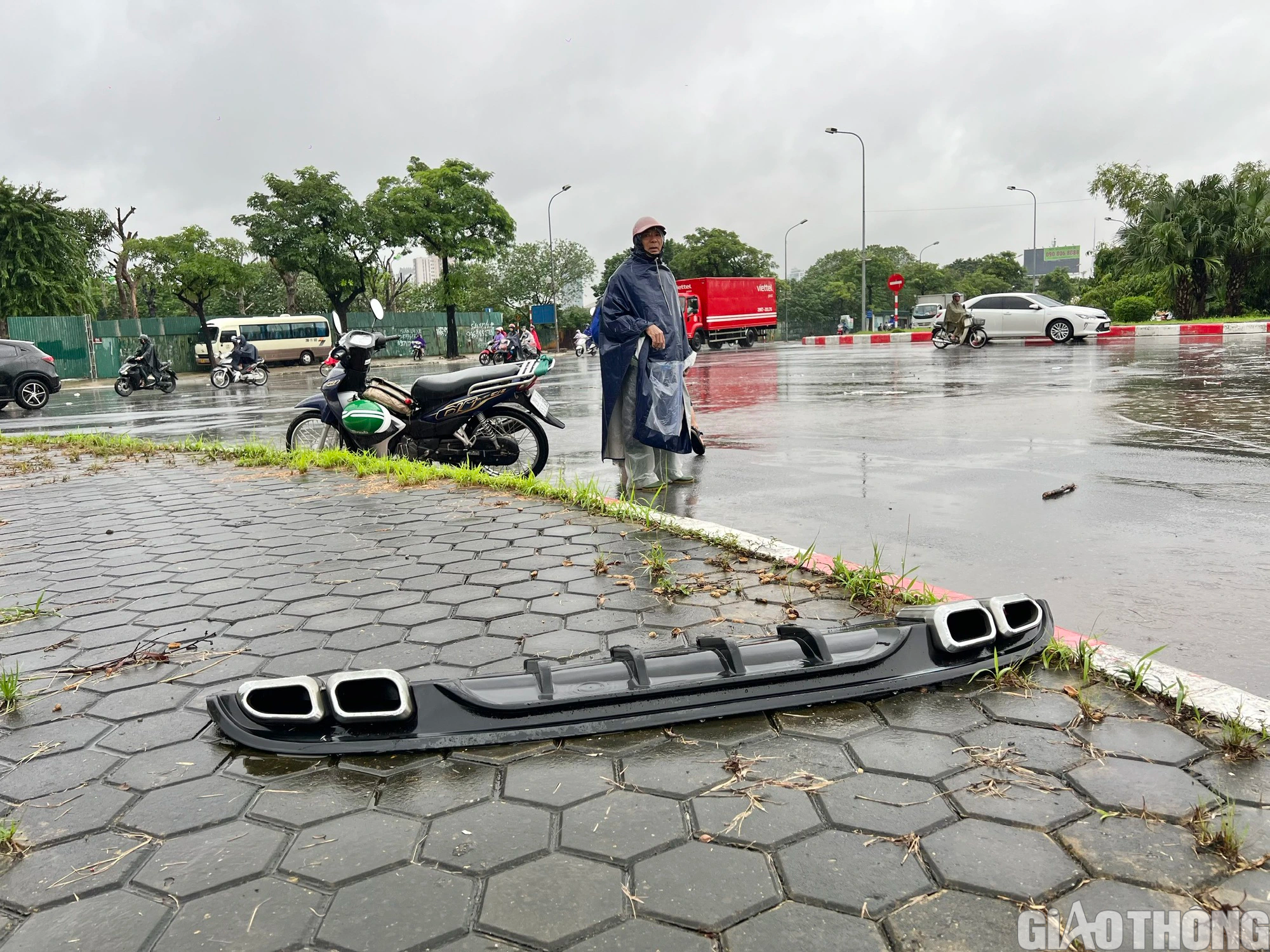 Mưa lớn k&eacute;o d&agrave;i, H&agrave; Nội lại ch&igrave;m trong biển nước - Ảnh 5.