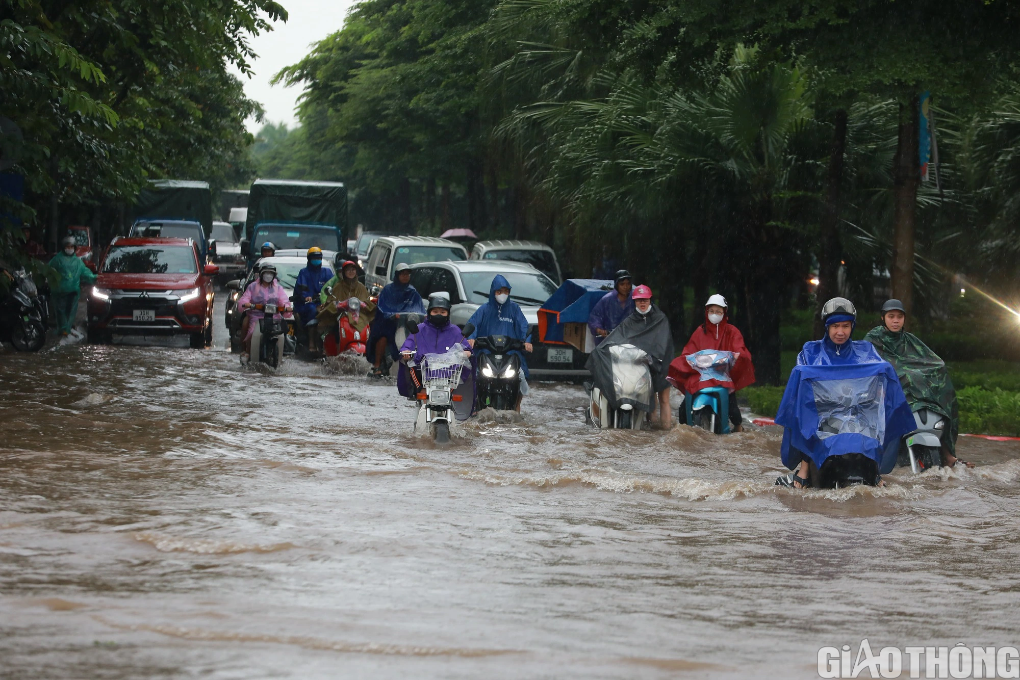 Mưa lớn k&eacute;o d&agrave;i, H&agrave; Nội lại ch&igrave;m trong biển nước - Ảnh 6.