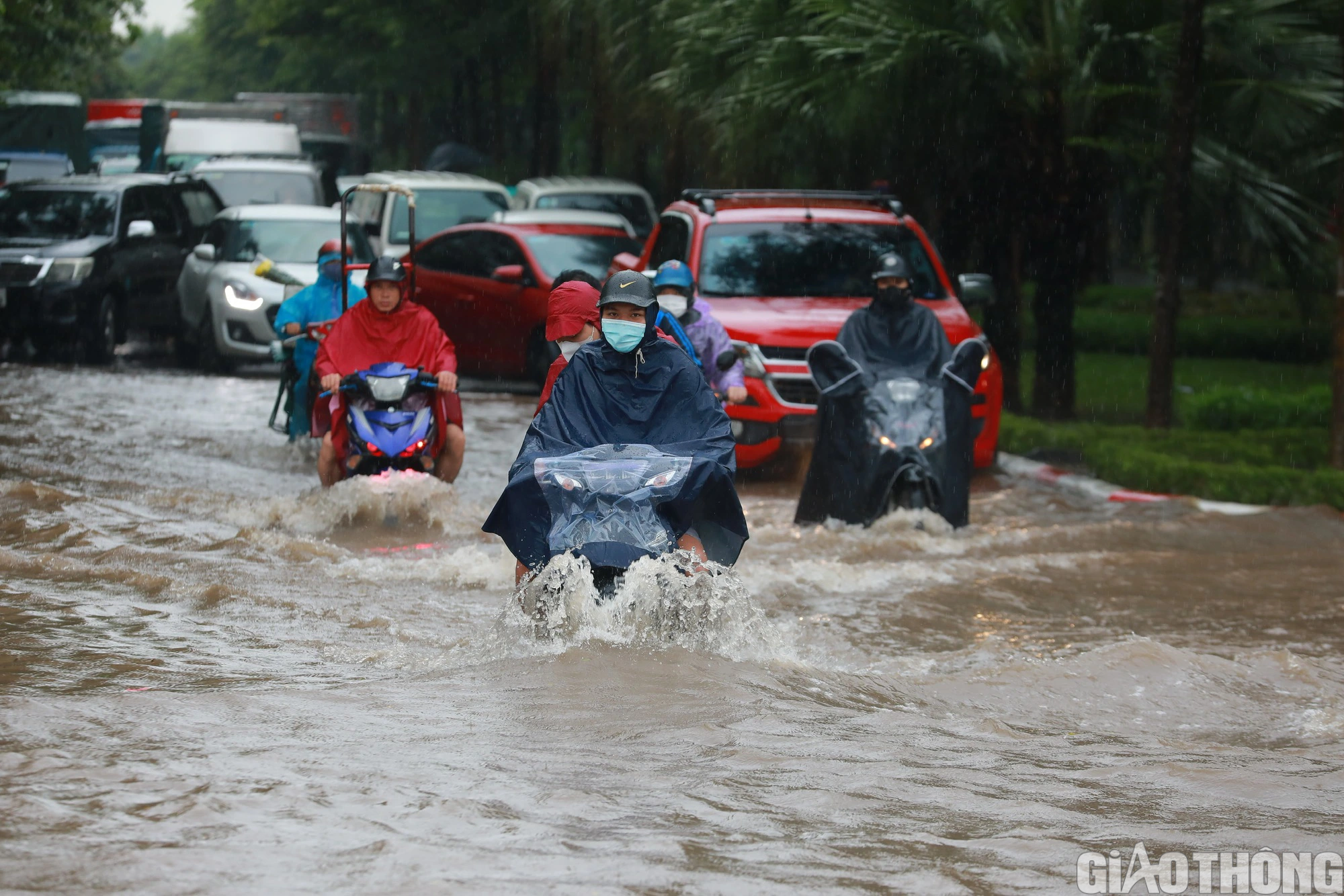 Mưa lớn k&eacute;o d&agrave;i, H&agrave; Nội lại ch&igrave;m trong biển nước - Ảnh 7.