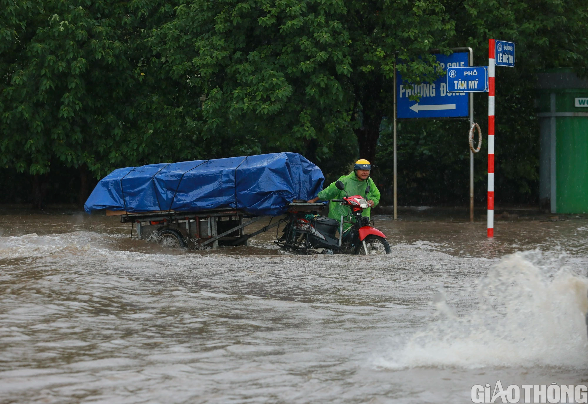 Mưa lớn k&eacute;o d&agrave;i, H&agrave; Nội lại ch&igrave;m trong biển nước - Ảnh 8.