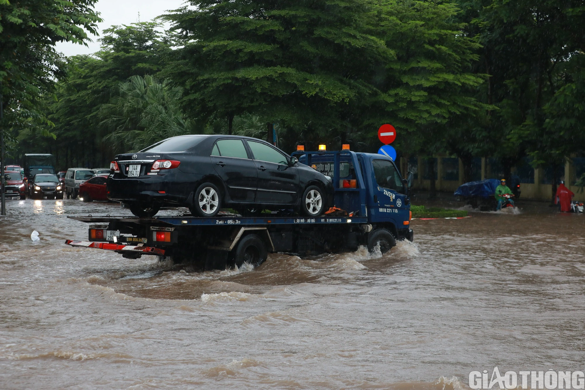 Mưa lớn k&eacute;o d&agrave;i, H&agrave; Nội lại ch&igrave;m trong biển nước - Ảnh 9.