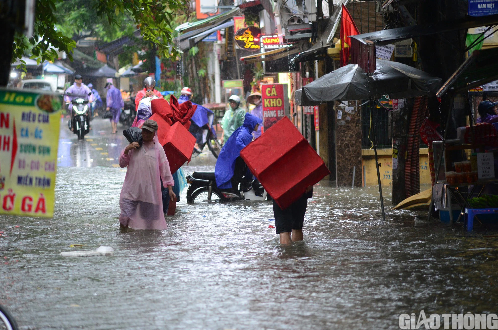Mưa lớn k&eacute;o d&agrave;i, H&agrave; Nội lại ch&igrave;m trong biển nước - Ảnh 10.