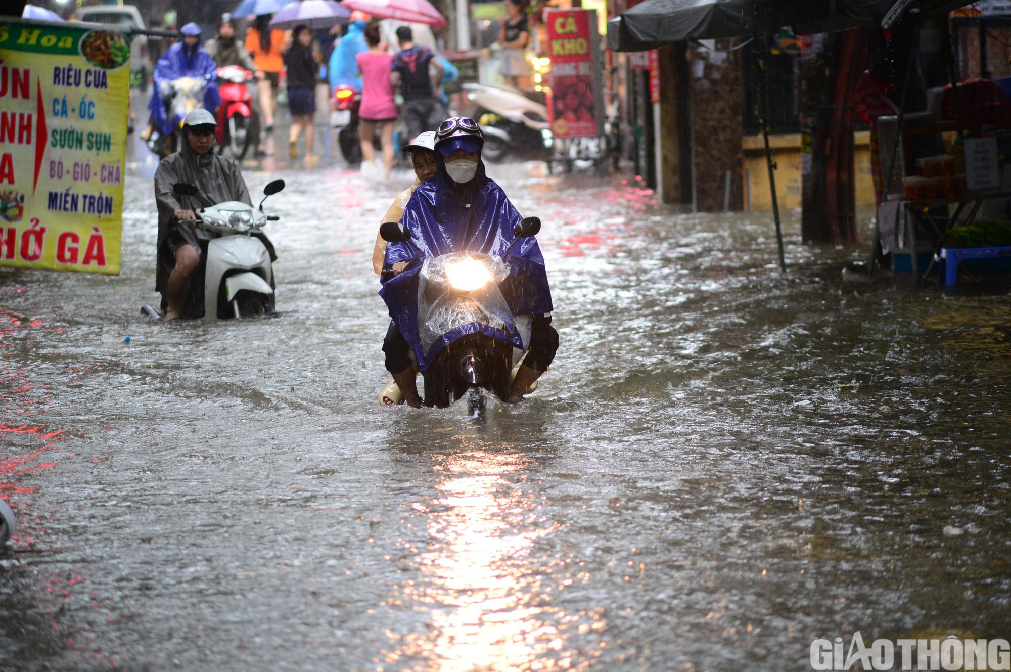 Mưa lớn k&eacute;o d&agrave;i, H&agrave; Nội lại ch&igrave;m trong biển nước - Ảnh 11.