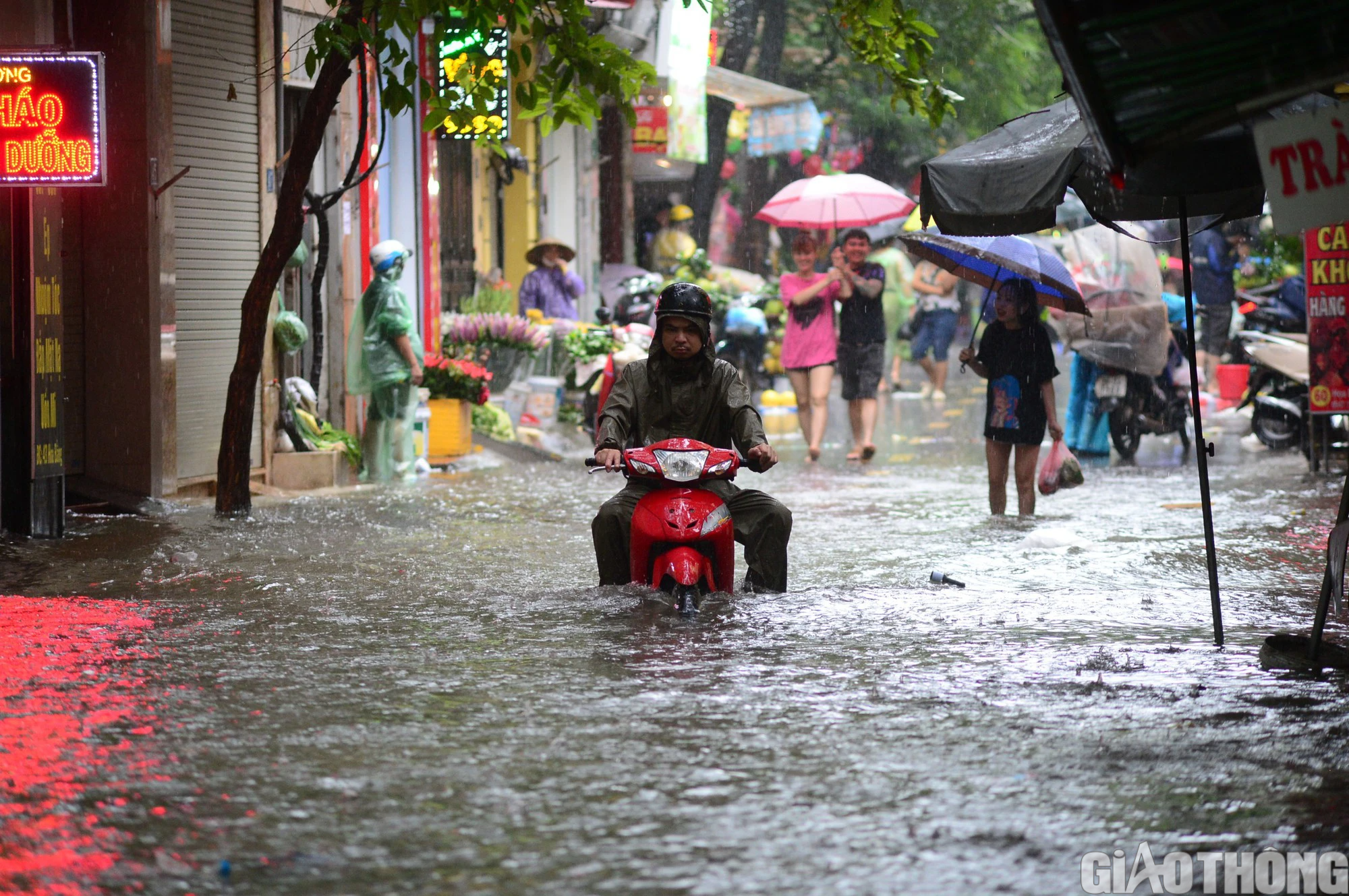 Mưa lớn k&eacute;o d&agrave;i, H&agrave; Nội lại ch&igrave;m trong biển nước - Ảnh 12.