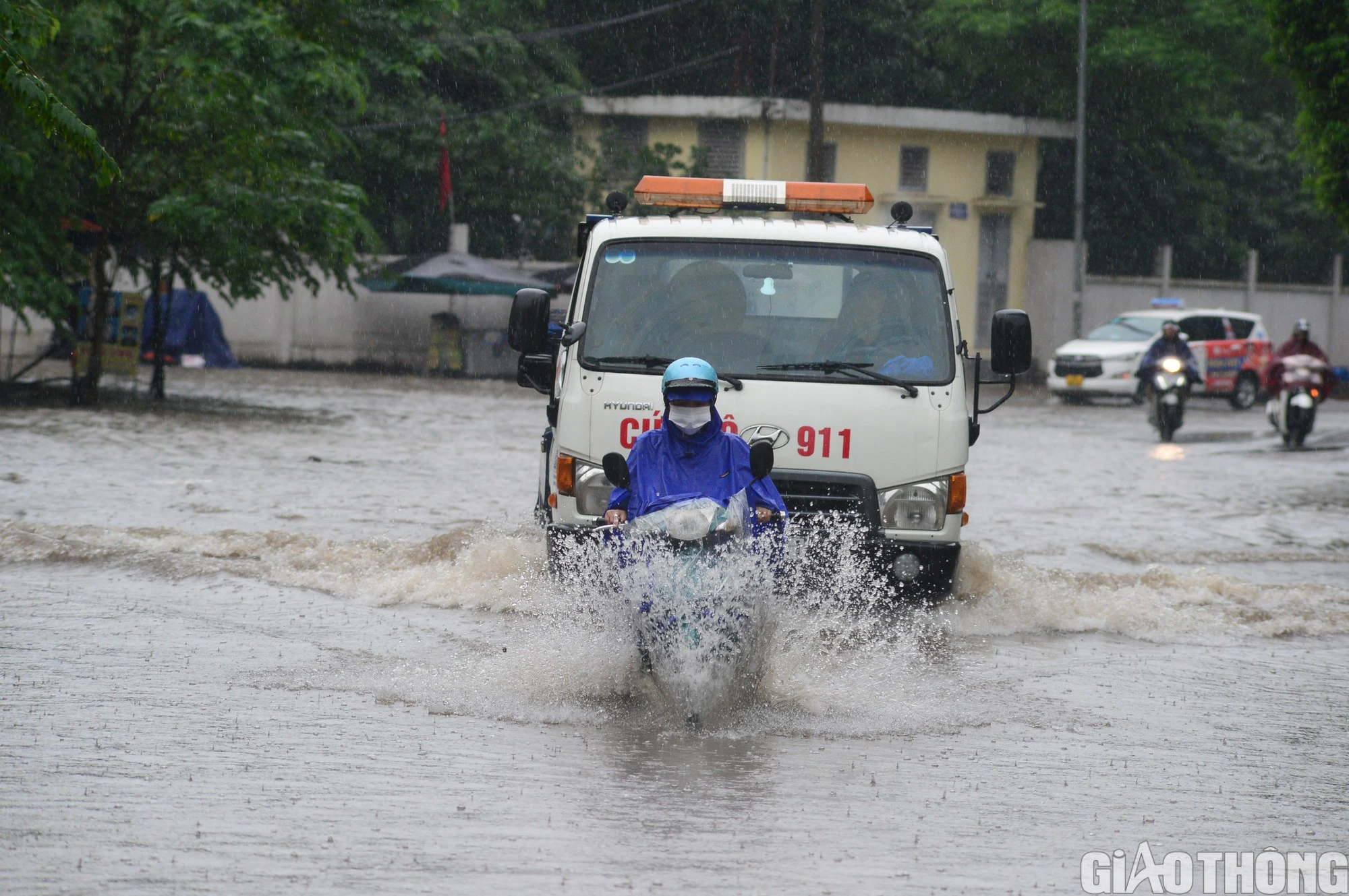 Mưa lớn k&eacute;o d&agrave;i, H&agrave; Nội lại ch&igrave;m trong biển nước - Ảnh 13.