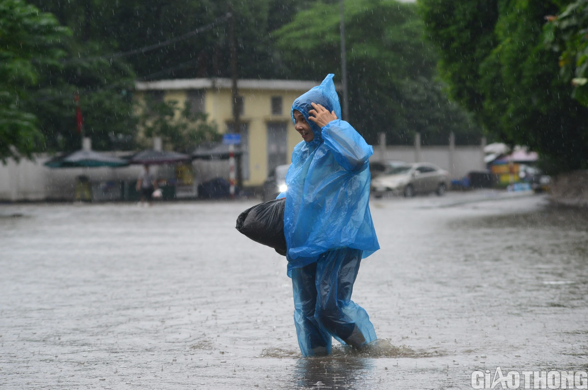 Mưa lớn k&eacute;o d&agrave;i, H&agrave; Nội lại ch&igrave;m trong biển nước - Ảnh 14.