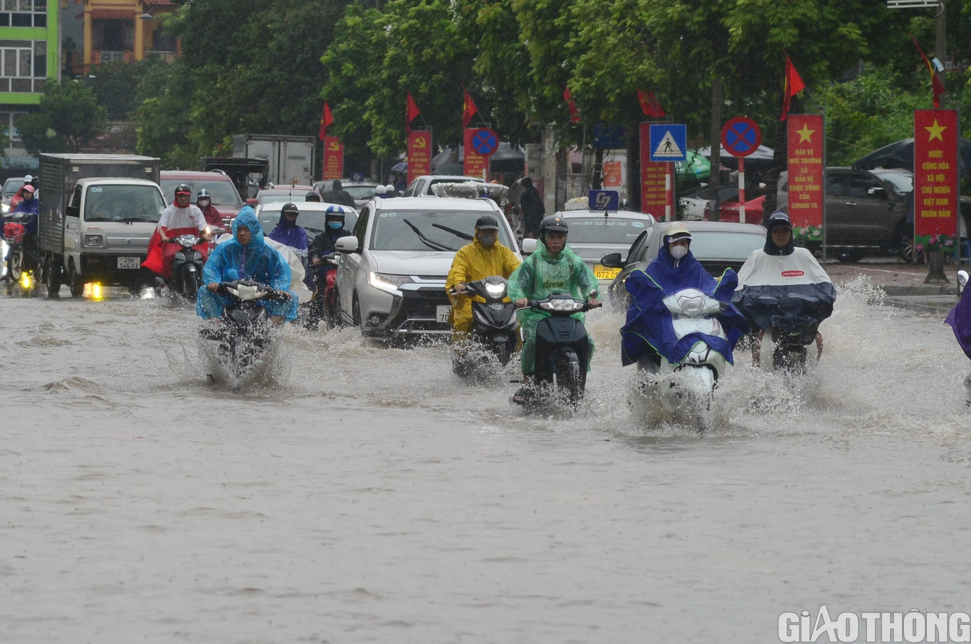 Mưa lớn k&eacute;o d&agrave;i, H&agrave; Nội lại ch&igrave;m trong biển nước - Ảnh 15.
