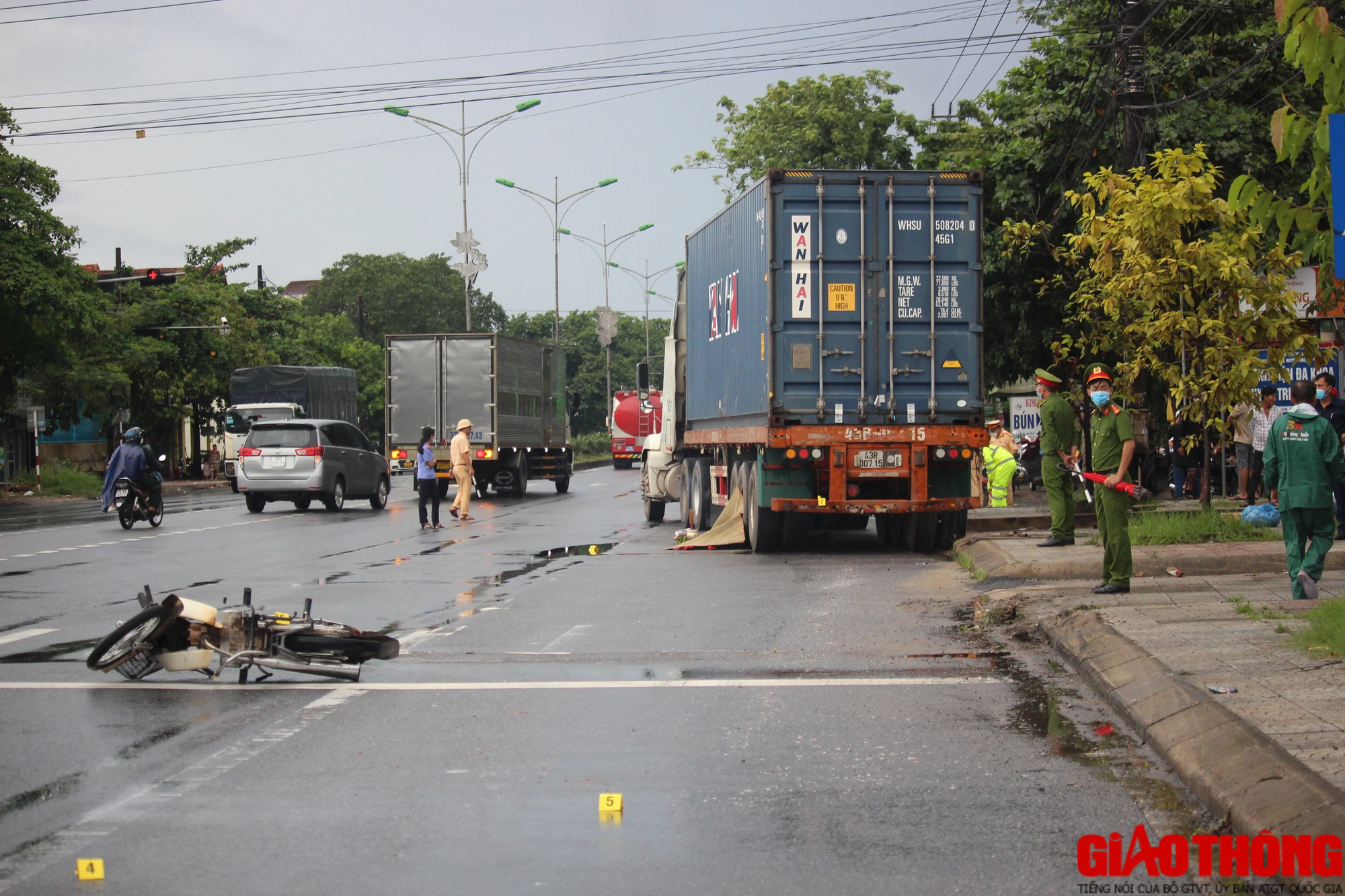 &Ocirc; t&ocirc; đầu k&eacute;o đ&acirc;m xe m&aacute;y tr&ecirc;n QL1 qua Quảng Trị, người phụ nữ tử vong thương t&acirc;m - Ảnh 2.