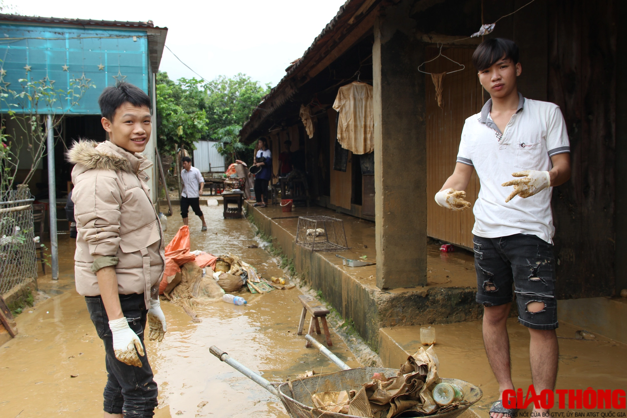 Học sinh v&ugrave;ng lũ kể lại gi&acirc;y ph&uacute;c ph&aacute; ng&oacute;i, chui l&ecirc;n n&oacute;c nh&agrave; cầu cứu - Ảnh 2.