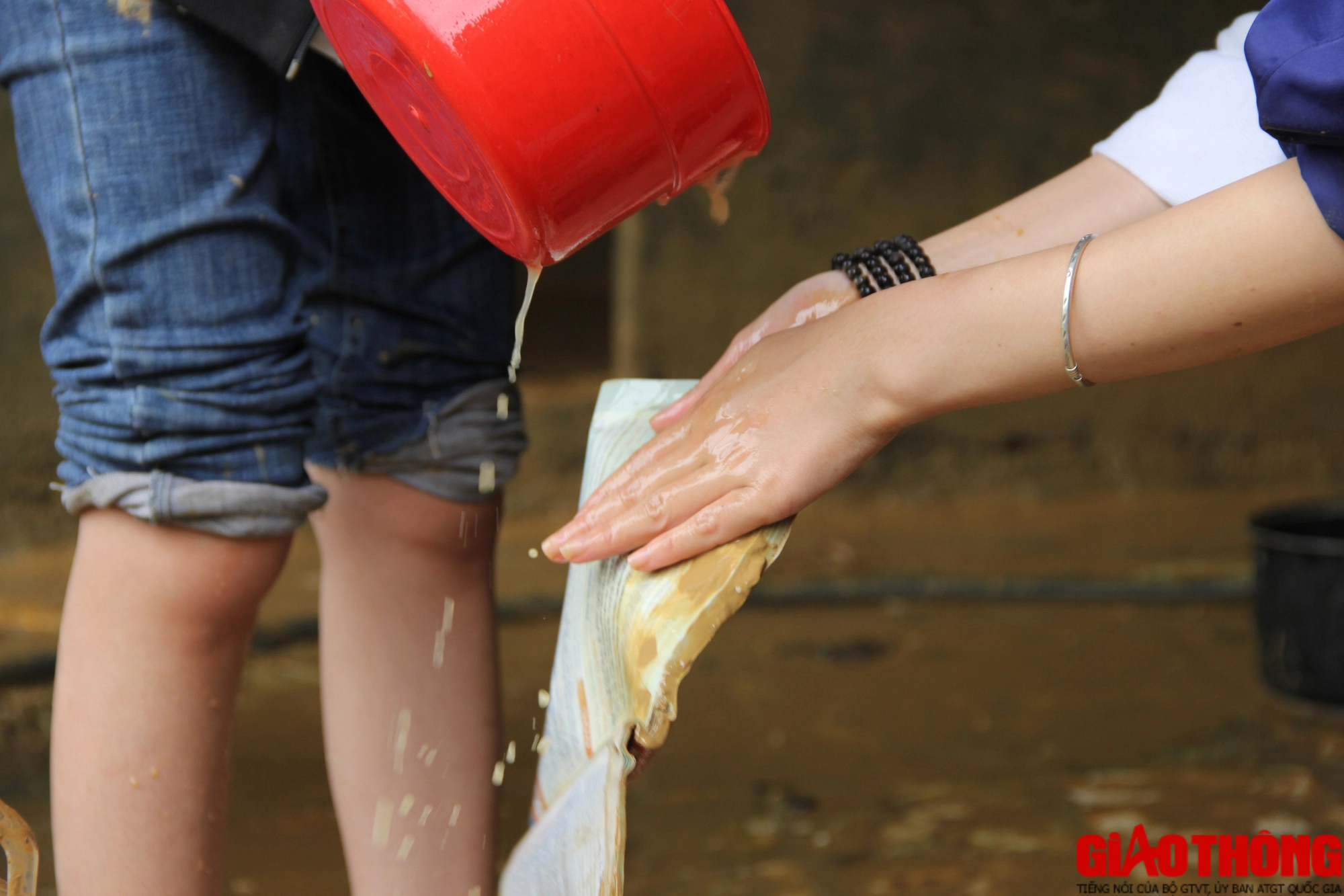 Học sinh v&ugrave;ng lũ kể lại gi&acirc;y ph&uacute;c ph&aacute; ng&oacute;i, chui l&ecirc;n n&oacute;c nh&agrave; cầu cứu - Ảnh 3.