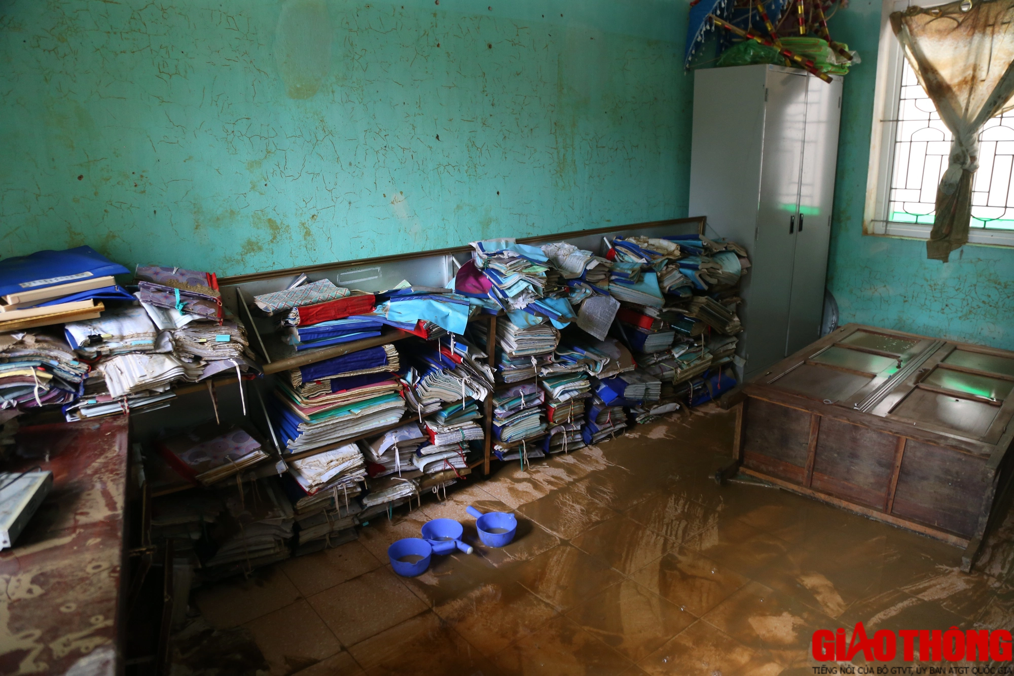 Học sinh v&ugrave;ng lũ kể lại gi&acirc;y ph&uacute;c ph&aacute; ng&oacute;i, chui l&ecirc;n n&oacute;c nh&agrave; cầu cứu - Ảnh 4.