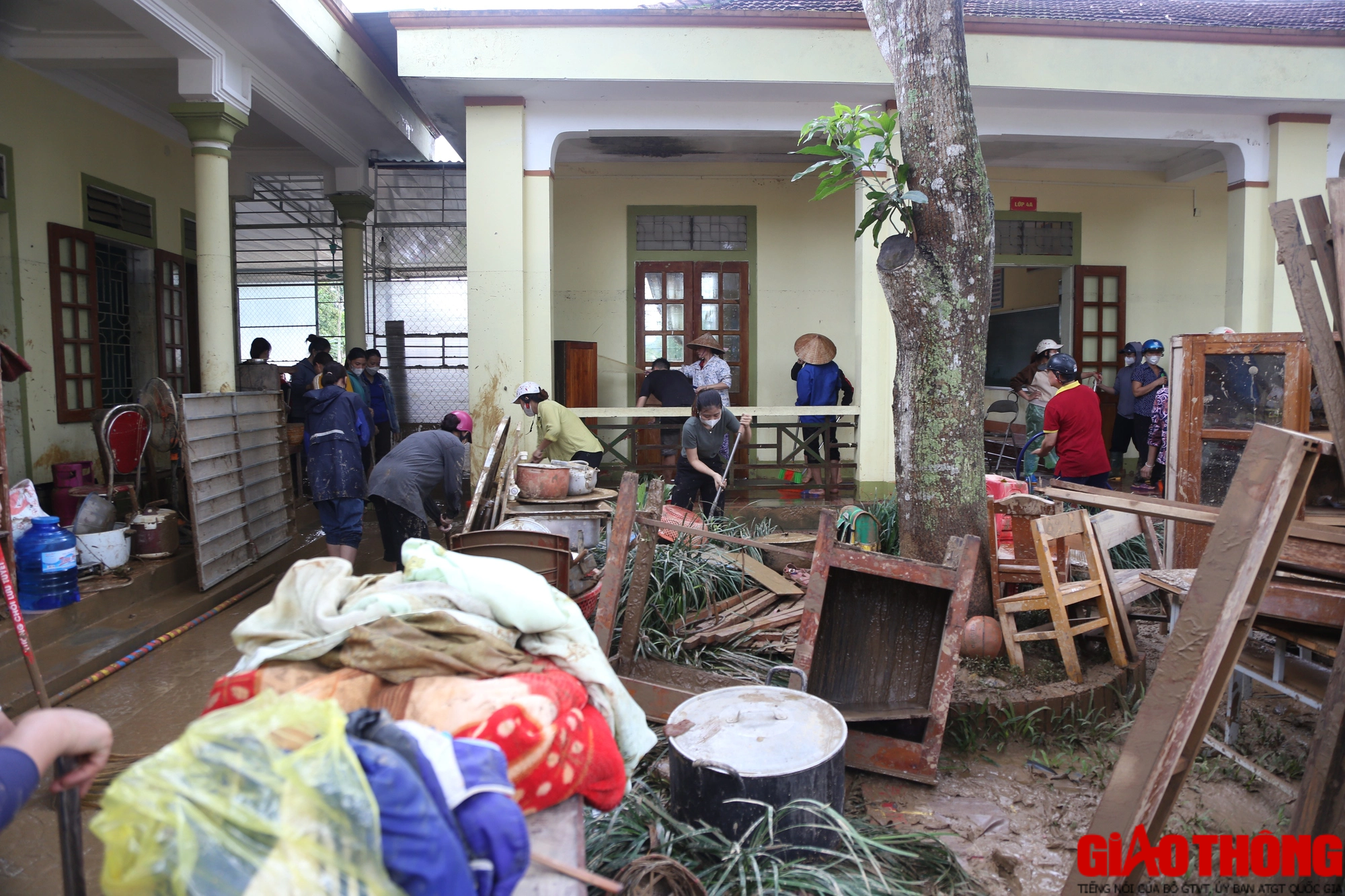 Học sinh v&ugrave;ng lũ kể lại gi&acirc;y ph&uacute;c ph&aacute; ng&oacute;i, chui l&ecirc;n n&oacute;c nh&agrave; cầu cứu - Ảnh 5.