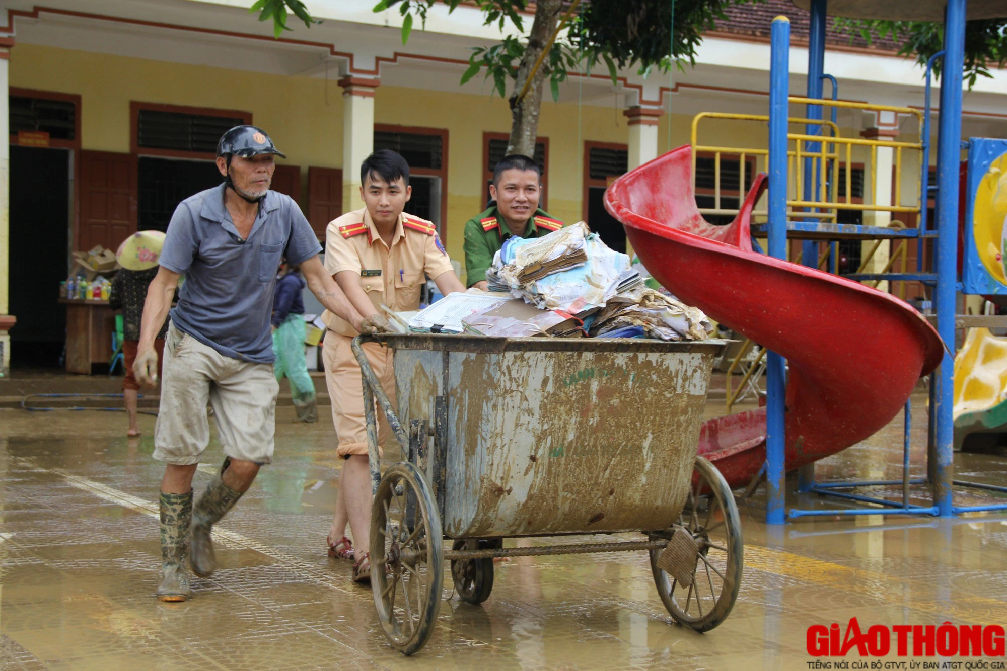 Học sinh v&ugrave;ng lũ kể lại gi&acirc;y ph&uacute;c ph&aacute; ng&oacute;i, chui l&ecirc;n n&oacute;c nh&agrave; cầu cứu - Ảnh 6.