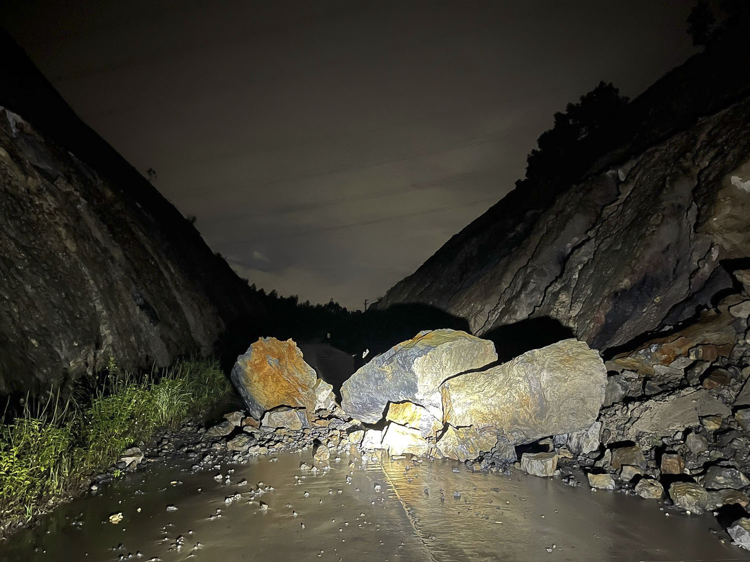 Mưa lớn làm sạt lở nhà dân, chia cắt tuyến đường liên xã ở Quảng Ninh - Ảnh 2. Mưa lớn làm sạt lở nhà dân, chia cắt tuyến đường liên xã ở Quảng Ninh - Ảnh 2.