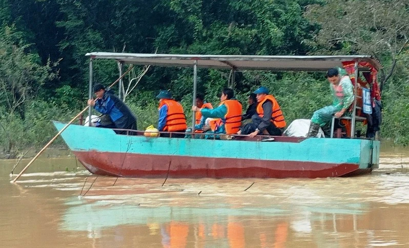 T&igrave;m thấy 2 thi thể nạn nh&acirc;n bị nước lũ cuốn tr&ocirc;i - Ảnh 1.